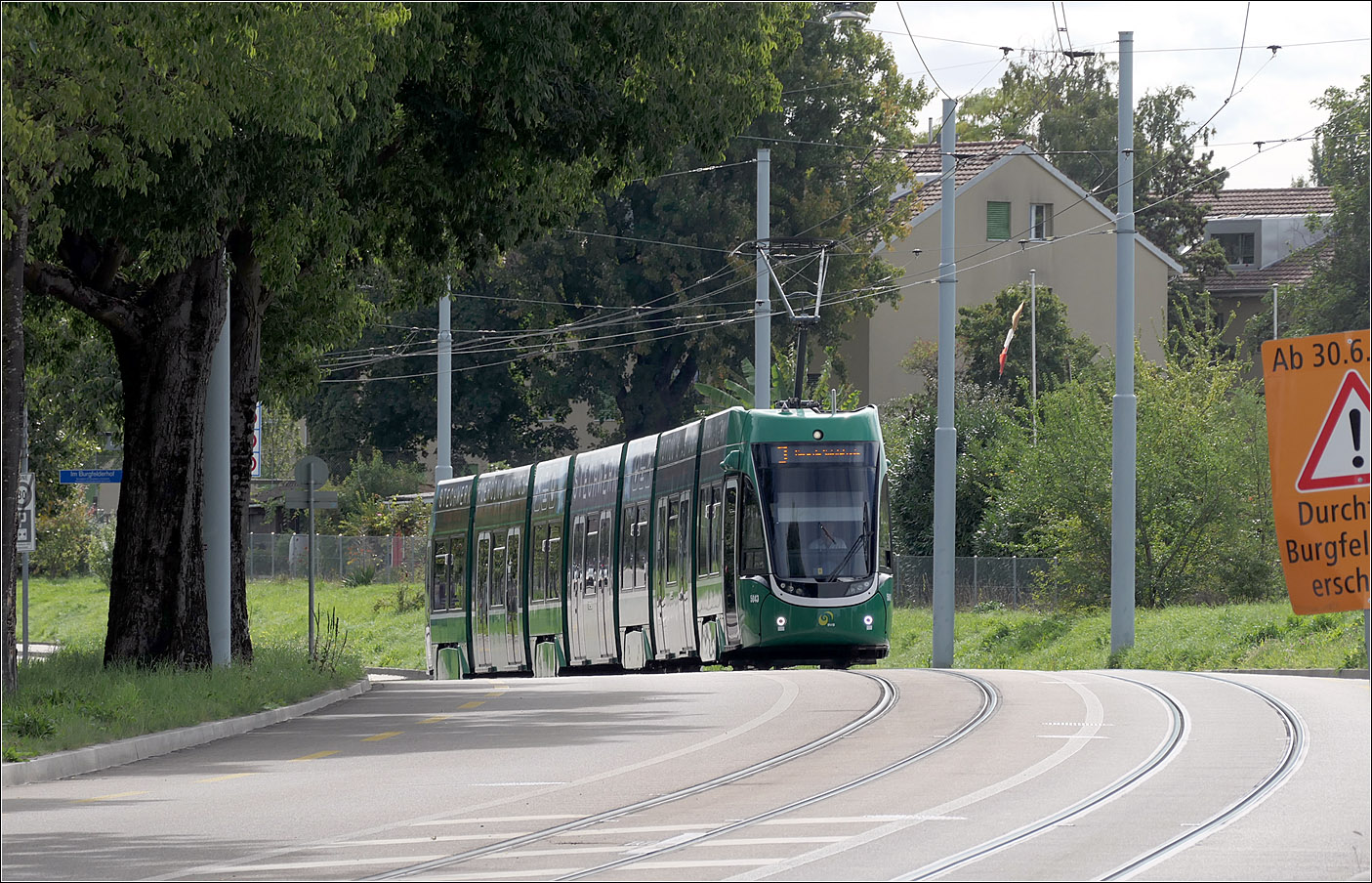 Auf neuer Strecke Richtung Frankreich - 

Am 10. Dezember wurde die Basler Tramlinie 3 um 3,3 km mit 5 Haltestellen zum Gare de Saint-Louis verlängert. Der erste Teil der Strecke führt noch in der Schweiz in den Straßenfahrbahnen der Burgfelder Straße bis zum Grenzübergang. Innerhalb von Saint-Louis gibt es dann meist eigene Bahnkörper. Die Strecke kann zum Flughafen EuroAirport-Basel-Mulhouse-Freiburg verlängert werden. 

Im Bild ist Felxity 2 5034 in der Burgfelder Straße zu sehen, die aber an der Grenze wenden wird.

17.09.2025 (M)