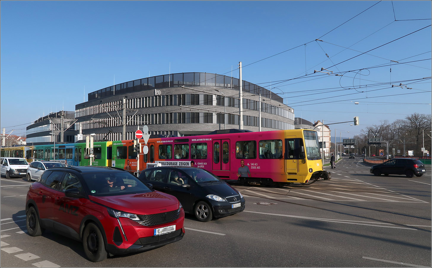Auf die Plätze - Fertig - Los -

Sowohl die Autos, als auch die farbige Stadtbahn haben an den Lichtsignalanlagen am Löwentor freie Fahrt bekommen und haben sich in Bewegung gesetzt.

Stuttgart, 01.03.2023 (M)