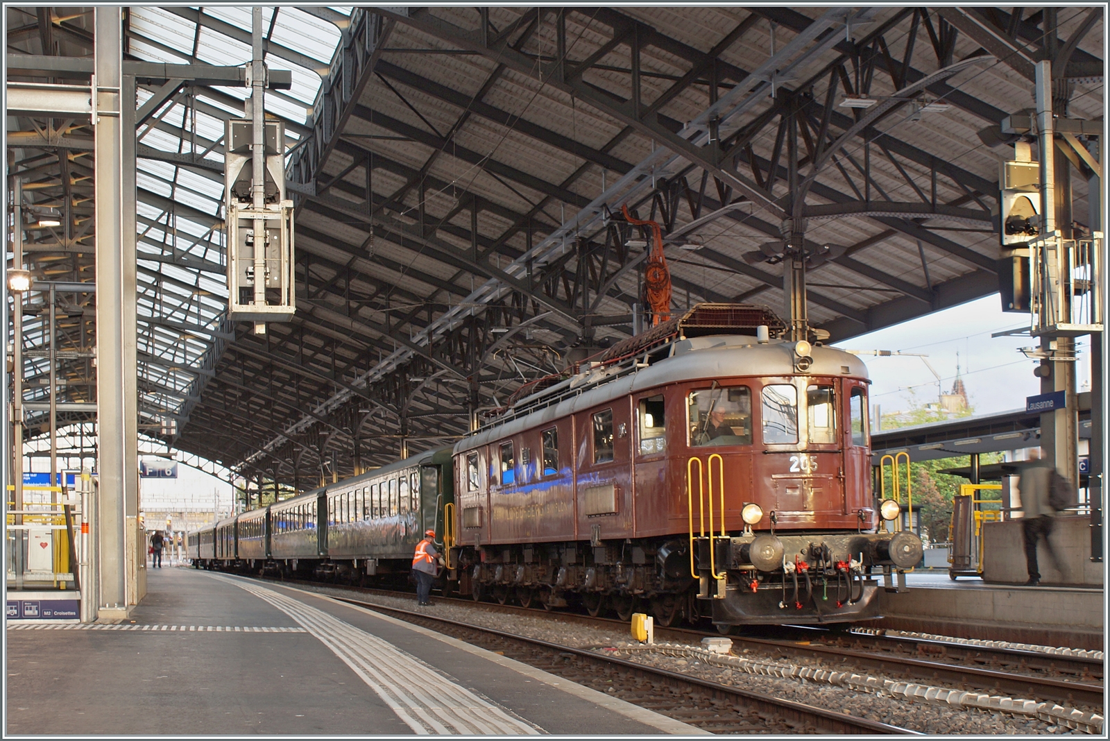 Auf der Rückfahrt von La Chaux de Fonds nach Vallorbe reichte es in Lausanne im letzten Licht mit einer Langzeitbelichtung den  L'Association 141R568  Train Chasse mit der ex BLS Ae 6/8 205 nochmals zu fotografieren.

14. Oktober 2023