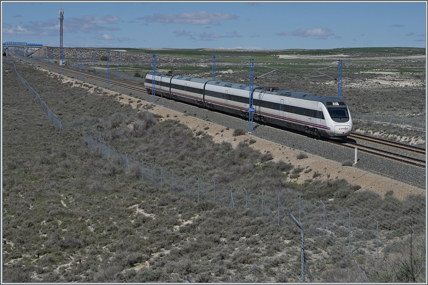 Auf der Schnellfahrstrecke Madrid - Barcelona bei km 370.55 ist der Alvia 533 von San Sebastian (ab 07:02) nach Barcelona Sants (an 13:09) unterwegs. Der vierteilige Triebzug ist Umspurbar und gehört zur Serie 120 (Alvia). 

18. April 2024