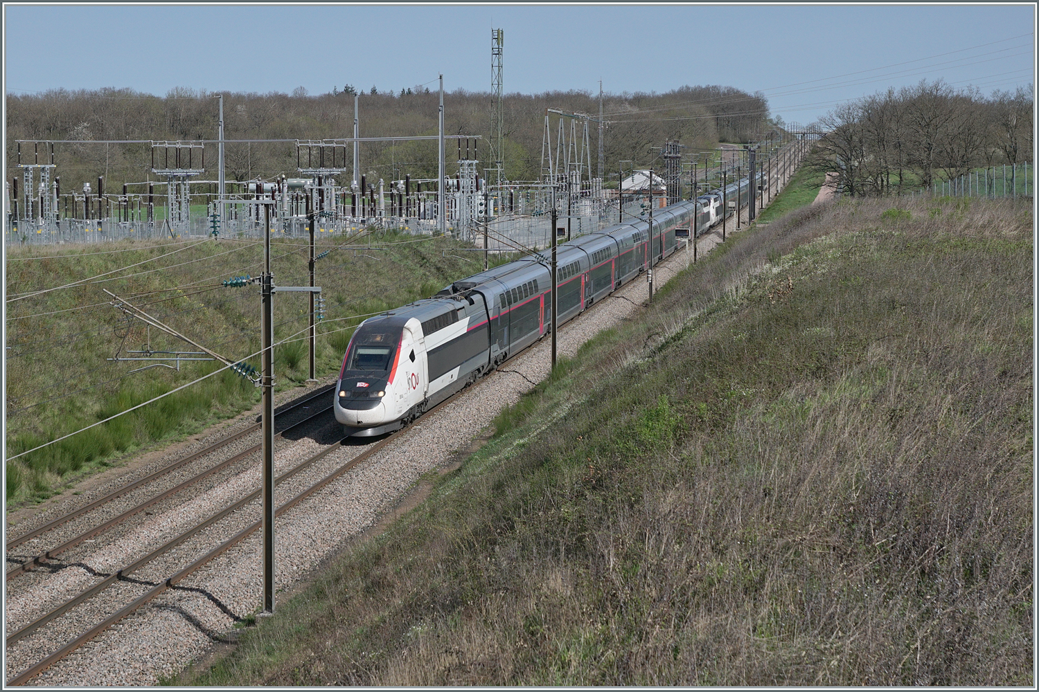 Auf der TGV Strecke Paris - Lyon (bzw. LGV 752000) bei Kilometer 257.7 ist der TGV Rame 804 und ein weiterer TGV Duplex auf der Fahrt in Richtung Süden. Es ist nicht ganz zweifelsfrei festzustellen, um welche TGV Verbindung es sich handelt. Ich gehe davon aus, dass es der  TGV 9113/6033 von Paris Gare de Lyon (ab 9:41) nach Barcelona Sants (an 16:31)/Perpignan (an 15:03) ist. Auf diesem Streckenabschnitt bei Saint Émiland ist die Geschwindigkeit auf 270 km/h beschränkt, erst bei Km 254,6 im Norden, bzw. ab Km 336,3 im Süden sind 300 km/h zugelassen.

6. April 2024