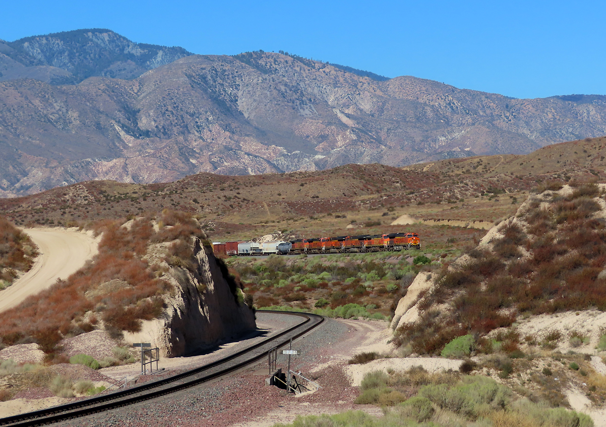 Auf unserem Weg zu Fuss zum Fotopunkt 'Hill 582' muss das erste Gleis überquert werden. Bevor wir auf dem Fotografen-Hügel ankamen, erschien bereits der erste bergwärts fahrende, gemischte Güterzug. Cajon Pass, CA, 21.9.2022