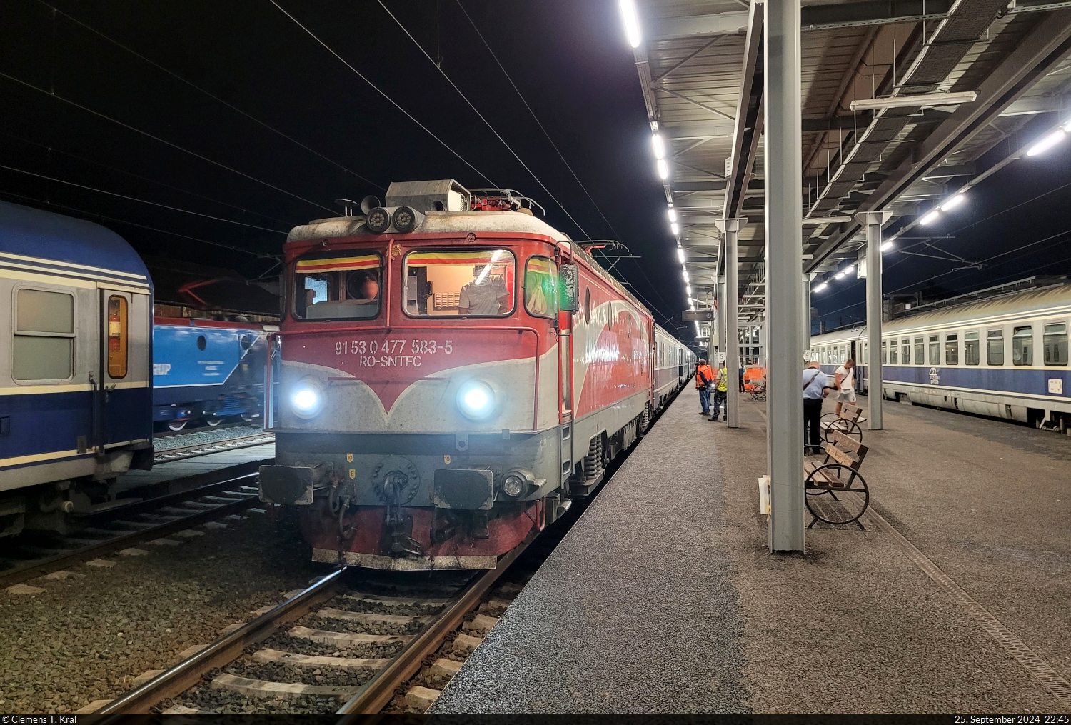 Aufenthalt im Bahnhof Simeria (RO): Hier wird der Nachtzug  Dacia  um einen Zugteil aus Cluj-Napoca (RO) ergänzt. Die Zuglok 477 583-5 (91 53 0 477 583-5 RO-SNTFC) wird sich gleich von den Wagen lösen, denn ab hier übernimmt die Lok des anderen Zugteils.

🧰 CFR Călători S.A.
🚝 IRN 346  Dacia  Bucureşti Nord (RO)–Wien Hbf (AT)
🕓 25.9.2024 | 22:45 Uhr