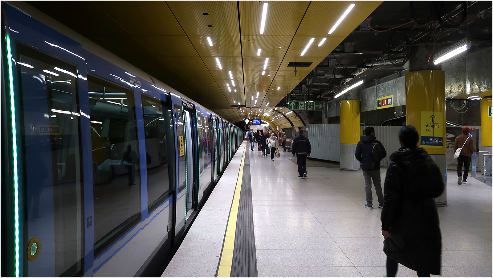 Auffrischung des Untergrundes - 

Umgestaltung der unteren Bahnsteigebene der Linien U1/2 des Turmbahnhofes 'Sendlinger Tor' der U-Bahn München. Gelb ist hier die dominante Farbe.

08.11.2022 (M)

