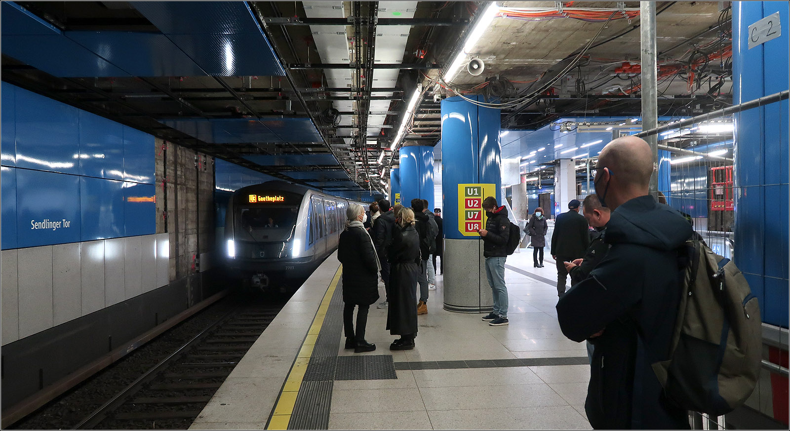 Auffrischung des Untergrundes - 

Umgestaltung der oberen Bahnsteigebene (Linien U3/&) des Turmbahnhofes 'Sendlinger Tor' der U-Bahn München. Hier herrscht Blau vor. Zum Zeitpunkt der Aufnahme konnte aufgrund der Umbauarbeiten nur ein Gleis befahren werden. Ein einzelner U-Bahnzug der Baureihe C2 pendelte zwischen Odeonsplatz und Goetheplatz, wo in die Anschluss-Bahnen umgestiegen werden musste.

08.11.2022 (M)
