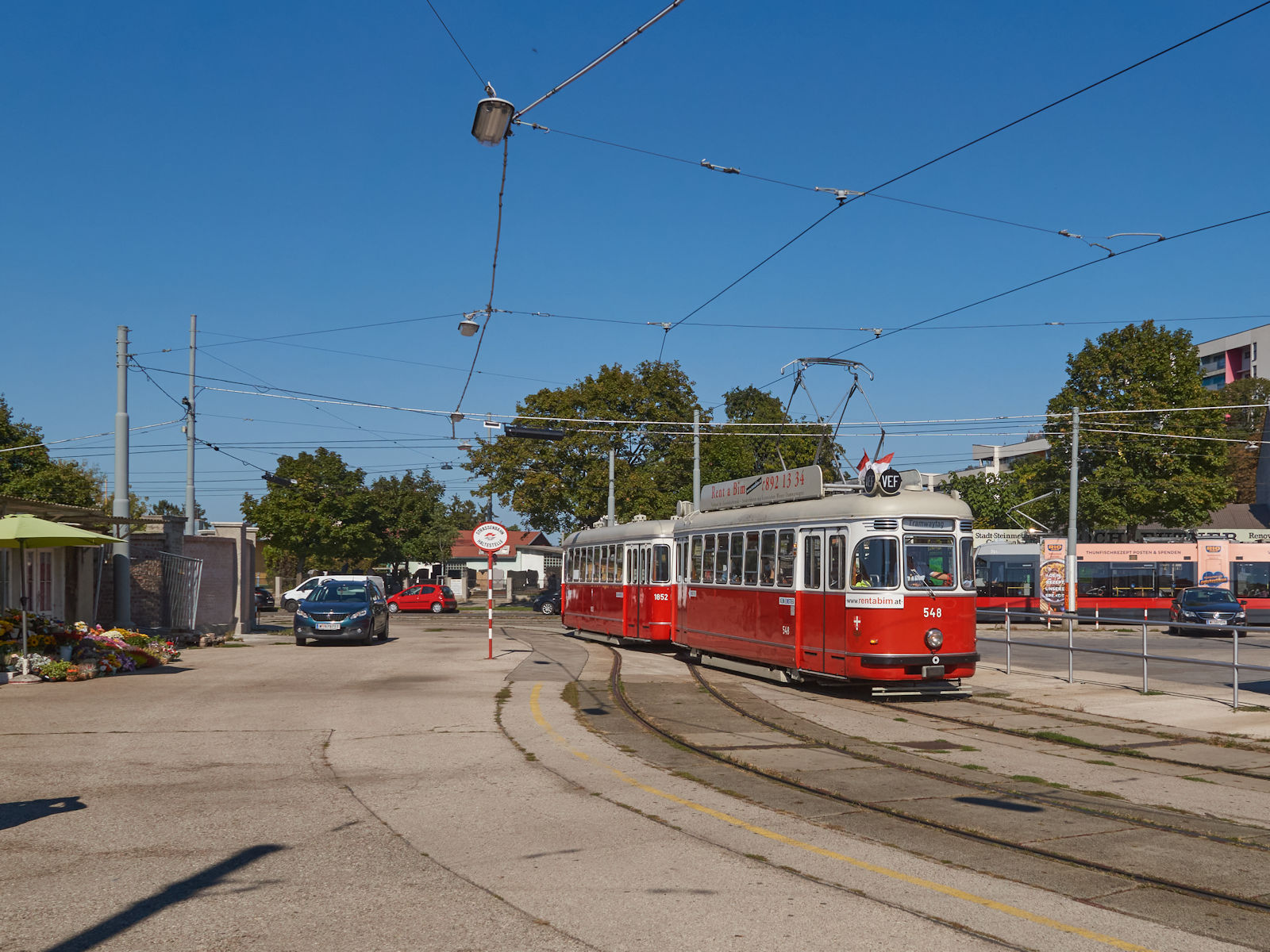 Aufgrund der Tramwaytages 2021 am 25.09. im Betriebsbahnhof Simmering, war ein L-l3-Zug, bestehend aus L 548 und l3 1852 als Zubringer zum Veranstaltungsgelnde unterwegs. Der Einsatz erfolgte dabei zwischen dem Zentralfriedhof und der Schlachthausgasse. Hier war der Zug gerade in der Schleife Zentralfriedhof 3. Tor eingetroffen.