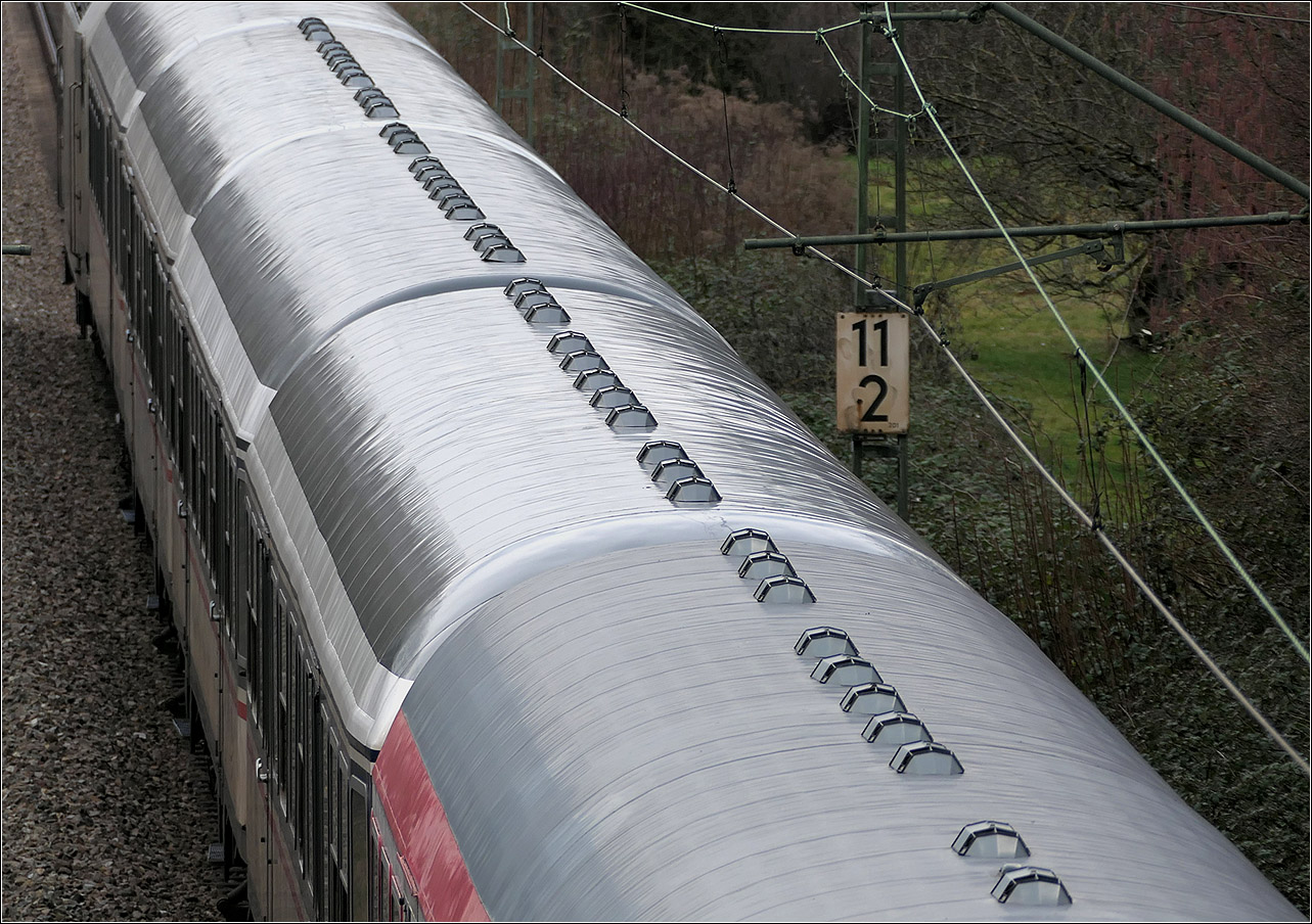 Auf's Dach geblickt -

Sehr ruhig wirkt die Dachaufsicht der N-Wagen eines TRI-Zuges, der als MEX 13 auf der Remsbahn bei Kernen-Rommelshausen unterwegs ist.

18.02.2024 (M)