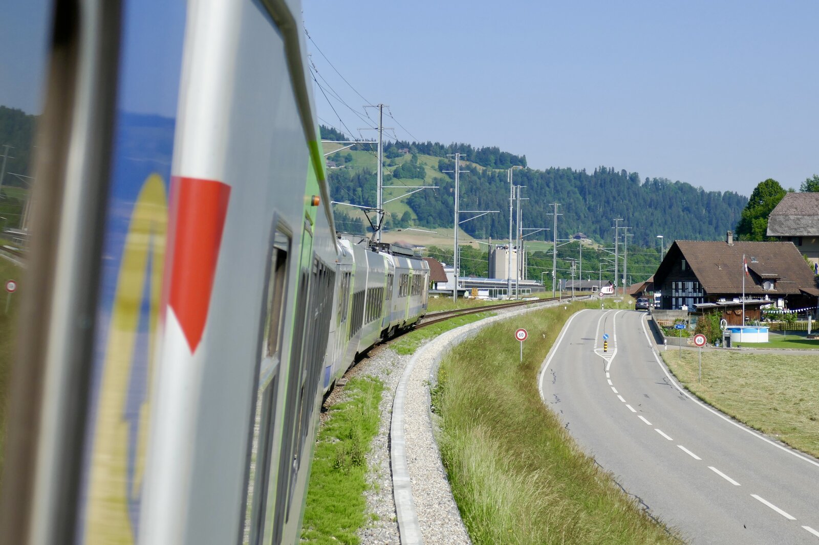 Aus dem Fenster des ABt 963 der BLS mit dem führenden RBDe 565 723 am 6.6.23 kur nach der Abfahrt in Langnau i.E.