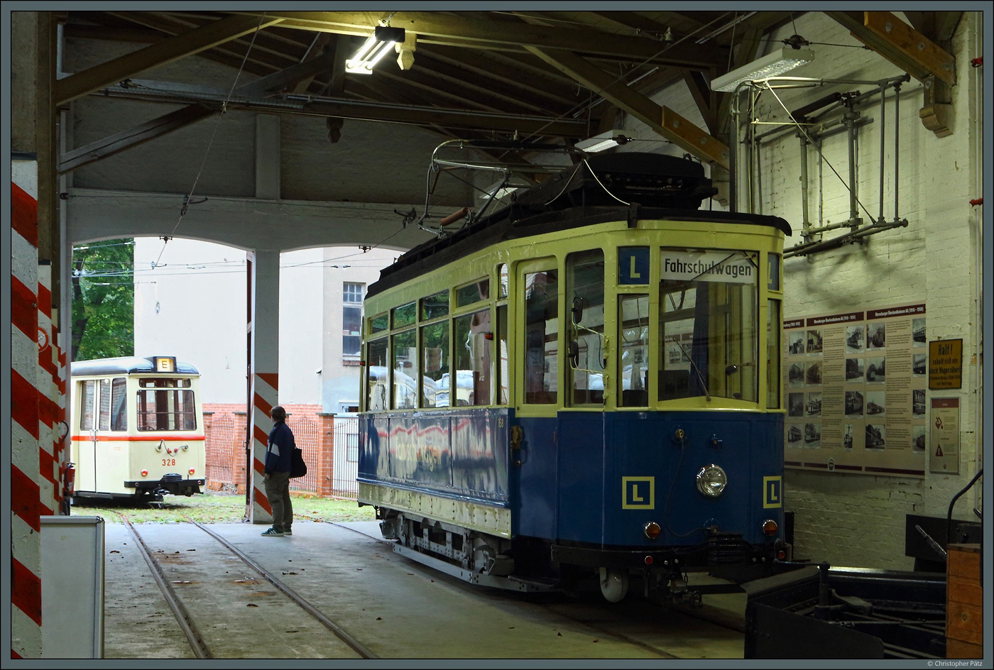 Aus dem Jahr 1926 stammt der Triebwagen 158 der Straßenbahnfreunde Halle. Er ist im letzten Einsatzzstand als Fahrschulwagen erhalten geblieben. (Straßenbahnmuseum Halle, 04.10.2025)