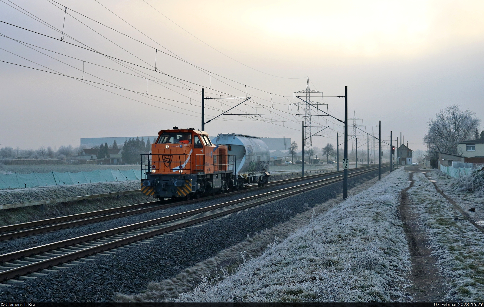 Aus dem Sonnenlicht kommt 271 025-9 (Vossloh G 1000 BB) und tourt mit einem Staubgutwagen der Bezeichnung  Uacs  (33 80 9319 579-4 D-GATXA) durch Braschwitz Richtung Köthen.
Beste Grüße an den Tf zurück!

🧰 northrail GmbH, vermietet an die BELog Baustoffe- Entsorgung- Logistik GmbH & Co. KG
🕓 7.2.2023 | 16:29 Uhr