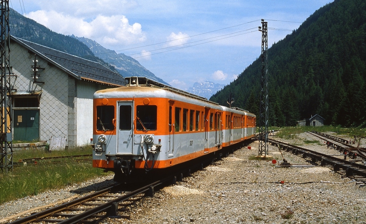 Aus Le Chatelard-Frontiere kommend trifft eine Z 600-Garnitur mit Z 603 an der Spitze in Vallorcine ein (Juli 1983)