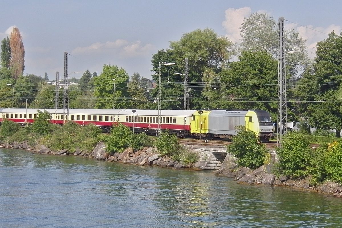 Aus Richtung Allgäu kommend zieht am 20.08.2010 auf dem Lindauer Bodenseedamm ER20-012 die Wagen eines Sonderzuges in den damaligen Lindauer Hauptbahnhof. Anschließend erfolgte ein Traktionswechsel und die Wagen wurden von 103 184 weiter in Richtung Bregenz gezogen.