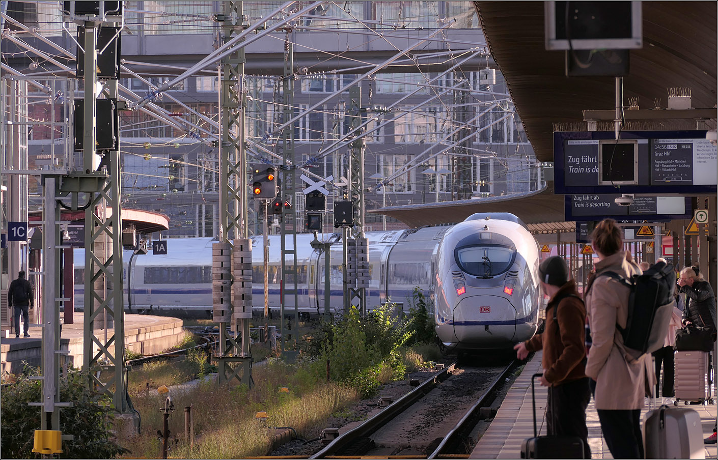 Ausfahrt aus dem Hauptbahnhof Ulm - 

... eines ICE 3neo in Fahrtrichtung M�nchen.

27.10.2026 (M) 