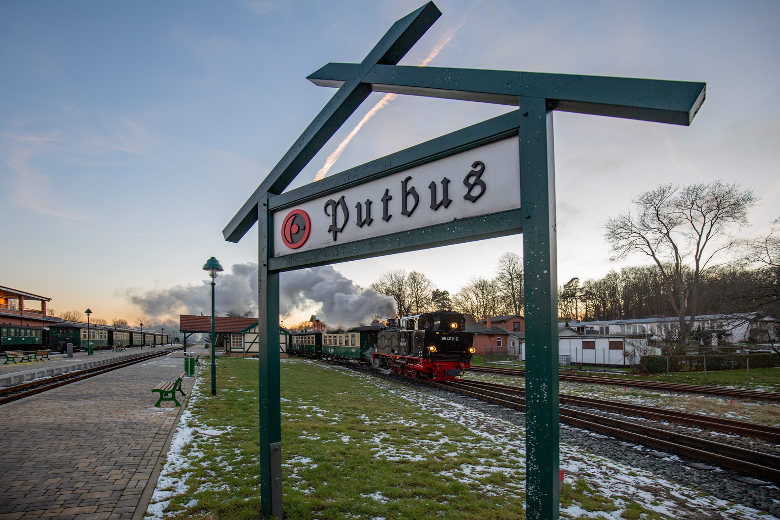 Ausfahrt des RASENDEN ROLAND’s mit der Lok 994011 in Putbus. - 11.01.2024
