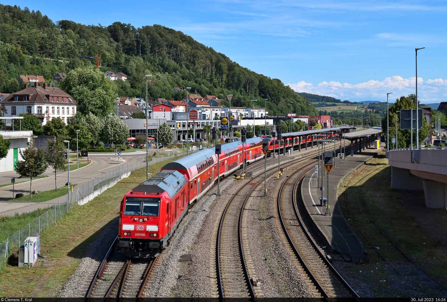 Ausfahrt für 245 036-9 mit ihren drei Dostos im Bahnhof Waldshut auf Gleis 3, beobachtet von der Brückenstraße.

🧰 DB Regio Baden-Württemberg
🚝 IRE 3060 (IRE3) Friedrichshafen Stadt–Basel Bad Bf (CH)
🕓 30.7.2023 | 16:36 Uhr