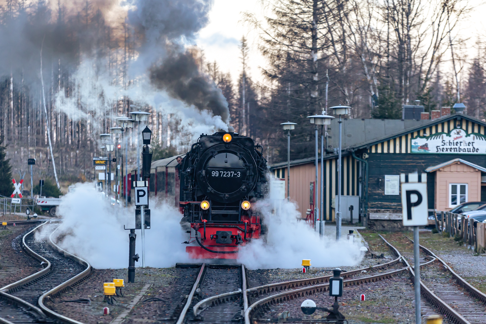 Ausfahrt zum Brocken aus Schierke für 99 7237-3. 5.11.22