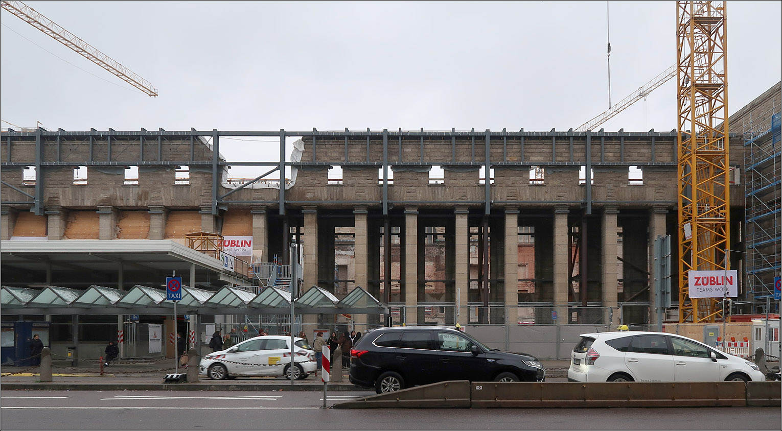 Ausgebeint - 

Der Bonatzbau des Stuttgarter Hauptbahnhofes. Das bedeutsame Gebäude wird im Innern völlig umgekrempelt. 
Oben links erkennt man die Lücke wo Teile der Fassade herunterfielen. Vermutlich deswegen wurde die Stahlkonstruktion zur Sicherung notwendig. 
Fassade am Arnulf-Klett-Platz. 

18.01.2023 (M)