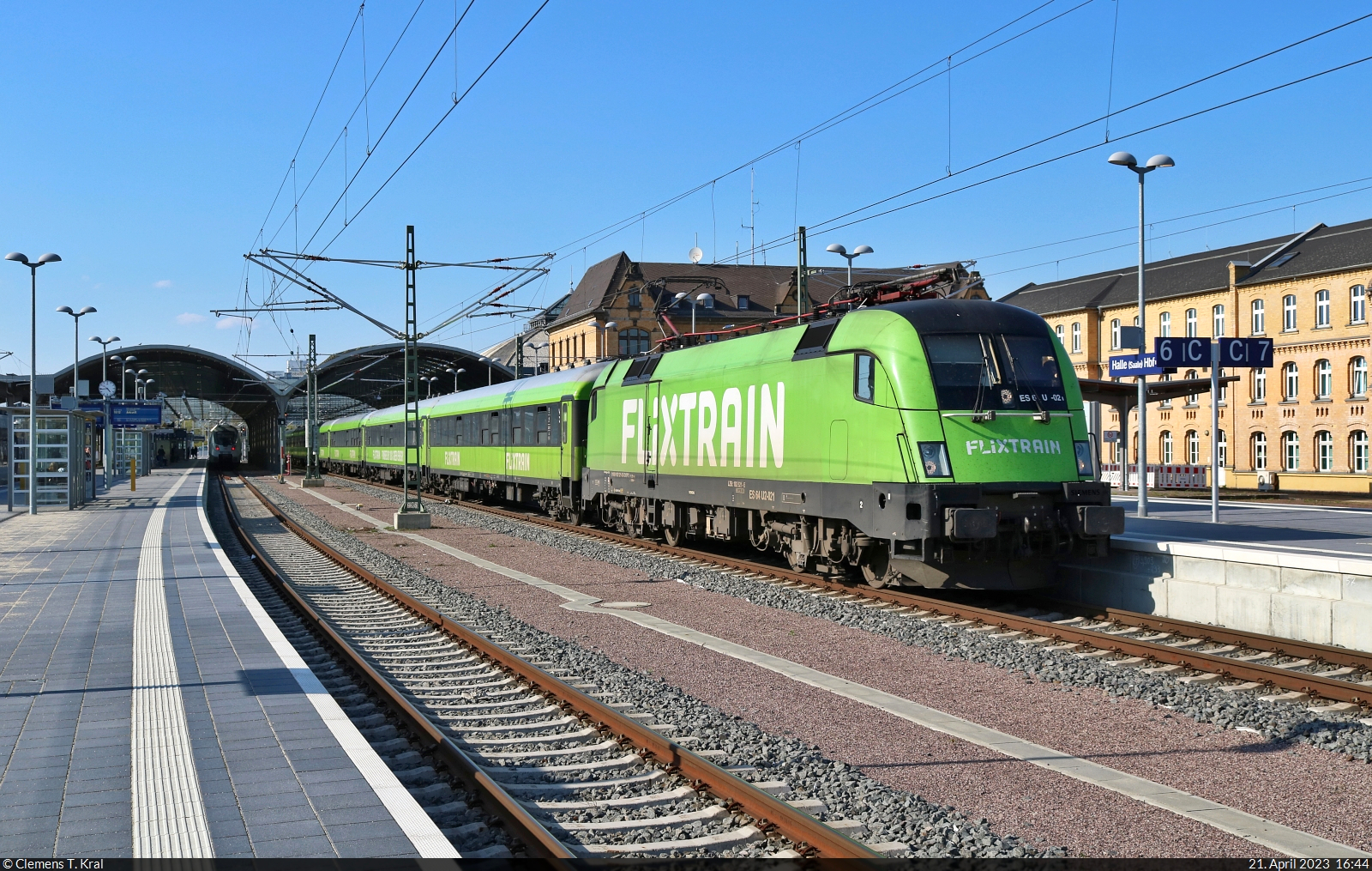 Ausnahmsweise mal pünktlich, und das sogar nach einem Streik, war der Flixtrain mit 182 521-5 (Siemens ES64U2-021) in Halle(Saale)Hbf auf Gleis 7. Der Gegenzug hatte allerdings mehr als 90 Minuten Verspätung.

🧰 Mitsui Rail Capital Europe GmbH (MRCE), vermietet an die Netzwerkbahn Sachsen GmbH (NeS) für Flixtrain GmbH
🚝 FLX 1247 (FLX10) Berlin Gesundbrunnen–Stuttgart Hbf
🕓 21.4.2023 | 16:44 Uhr