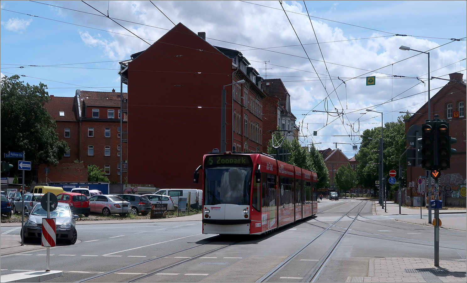 Außerhalb der Innenstadt von Erfurt - 

... ist der Combino Advanced 637 an der Streckenverzweigung der Linien 1 und 5 an der Haltestelle Salinenstraße unterwegs in Richtung Norden zum Zoopark.

Zwischen 2002 und 2005 wurden 29 dieses Typs in fünfteiliger und 12 in dreiteiliger Ausführung von Siemens an die Erfurter Verkehrsbetriebe geliefert.

12.07.2023 (M)