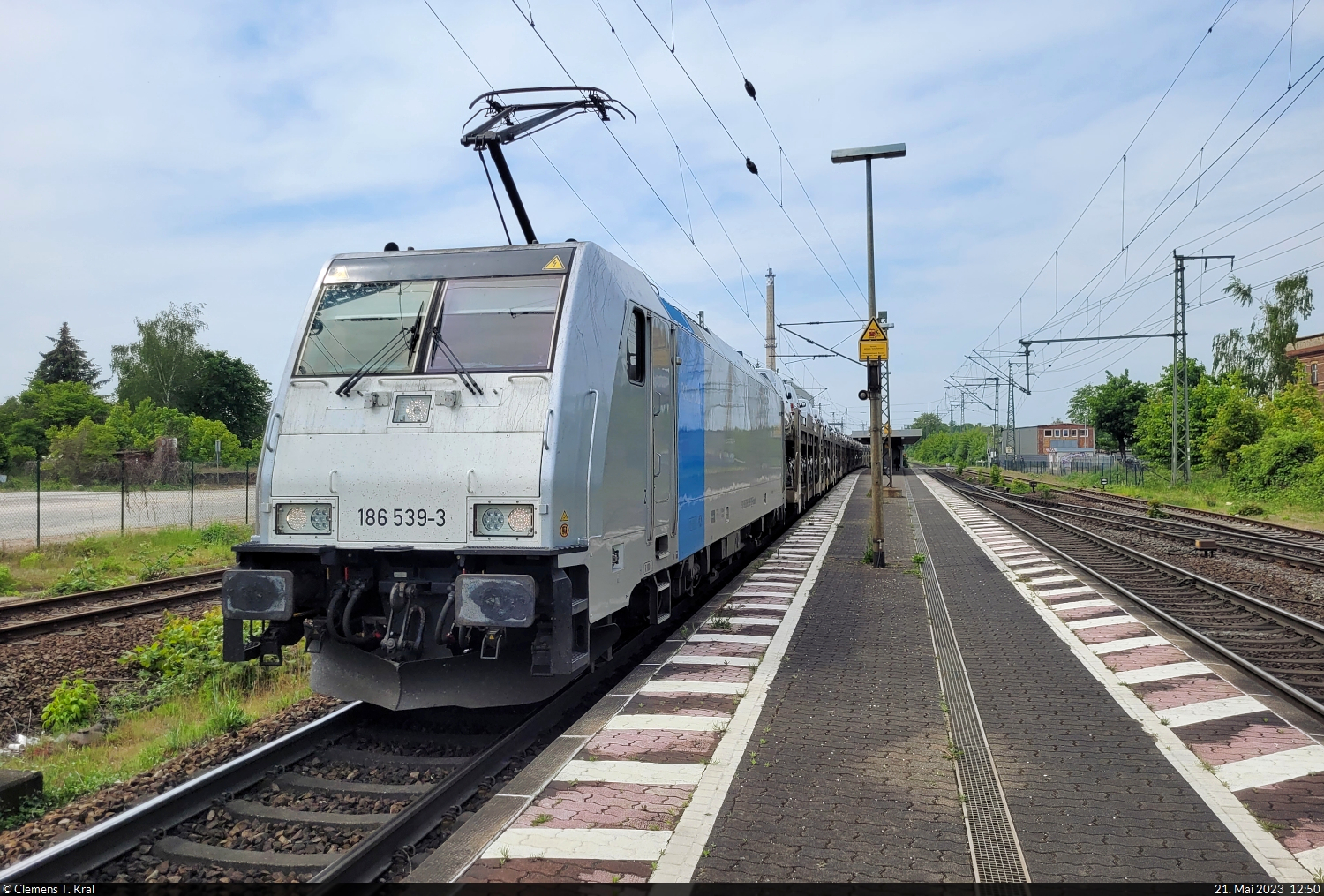 Autotransportzug (BLG Logistics Group AG & Co. KG) mit 186 539-3 durchfährt den Bahnhof Magdeburg-Sudenburg auf Gleis 2 in östlicher Richtung.

🧰 Railpool GmbH, vermietet an die HSL Logistik GmbH (HSL)
🕓 21.5.2023 | 12:50 Uhr
