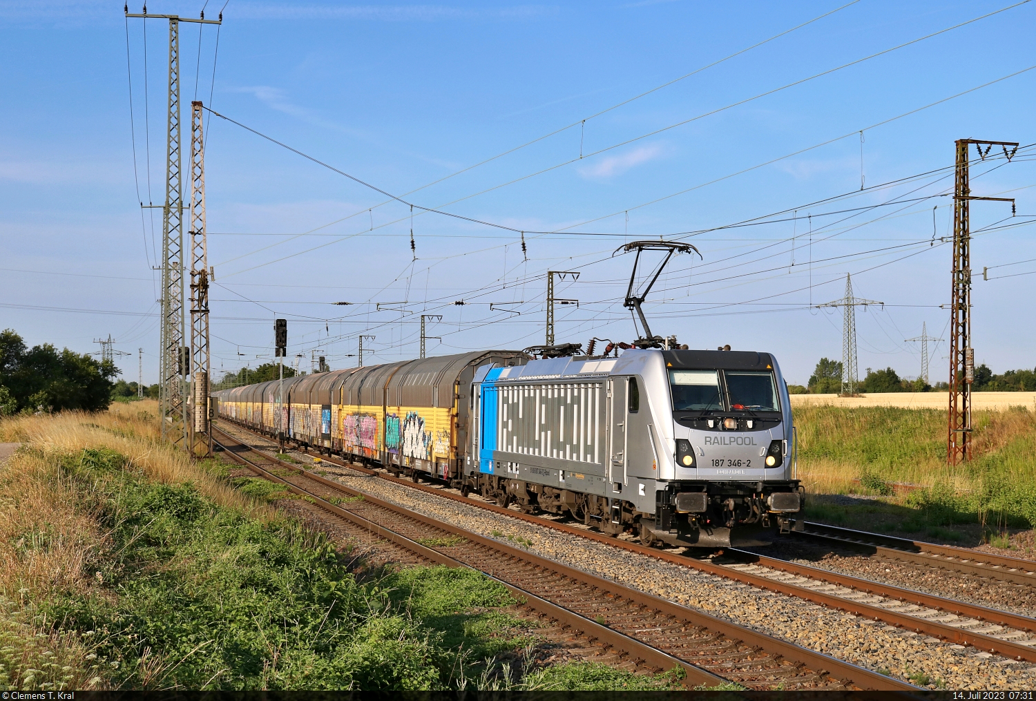 Autotransportzug mit geschlossenen Wagen der ARS Altmann AG und 187 346-2 fährt auf Großkorbetha in nördlicher Richtung zu.

🧰 Railpool GmbH, vermietet an die ecco-rail GmbH
🕓 14.7.2023 | 7:31 Uhr