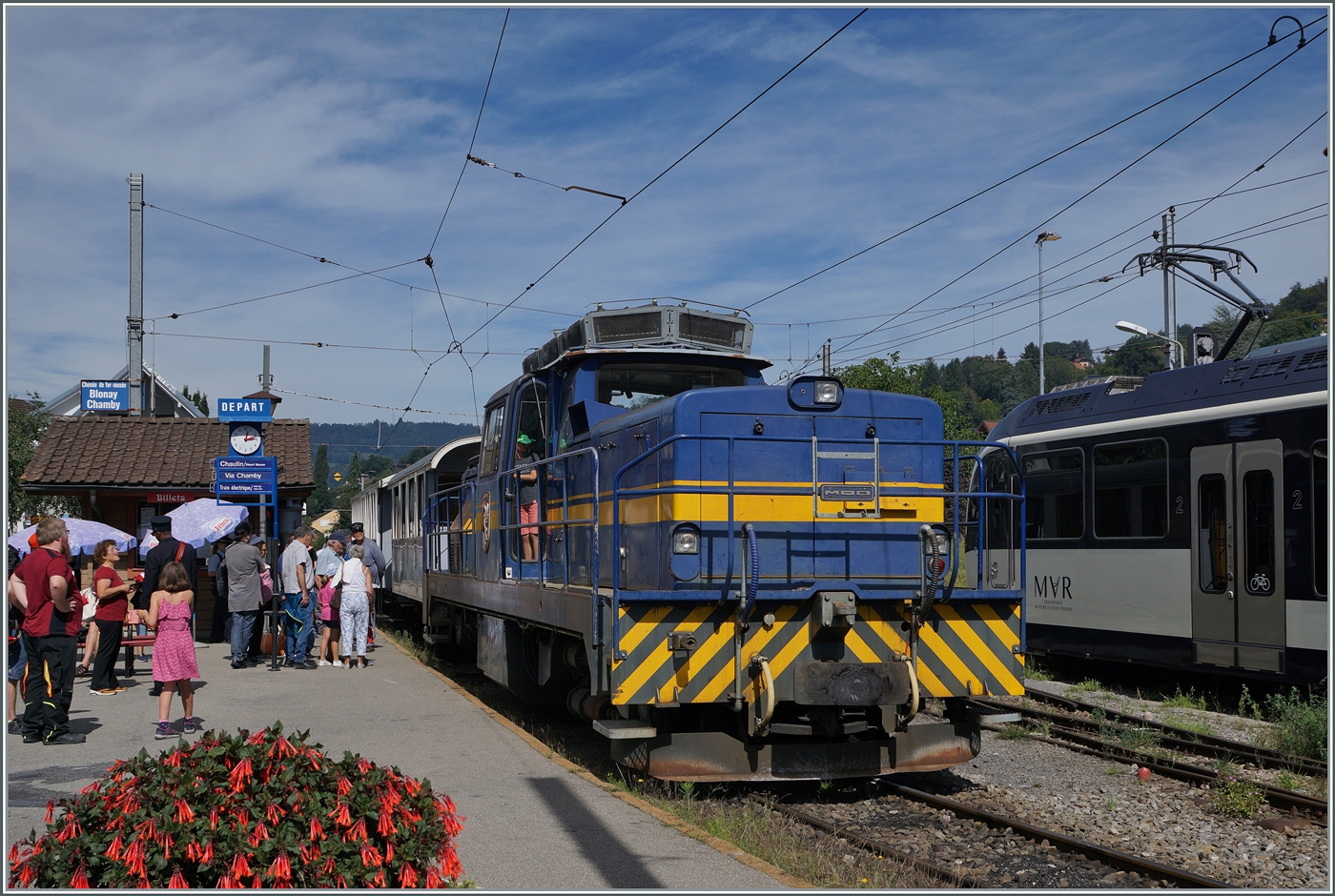Autour de la voie ferrée / Rund um die eiserne Bahn (Herbstevent 2024) - Die mächtige MOB Gm 4/4 2004 wartet mit einem Reisezug nach Chaulin in Blonay auf die Abfahrt. Da Dampfzüge vom Publikum meist den elektrischen vorgezogen werden, unterschied der Abfahrtsanzeiger der B-C  Dampfzug  oder  Elektrischer Zug  - doch für den Dieselzug gab es keine entsprechende Plakette, und so wurde der hier zur Abfahrt stehende Reisezug 2033 als  Elektrischer Zug  angekündigt...

7. Sept. 2004