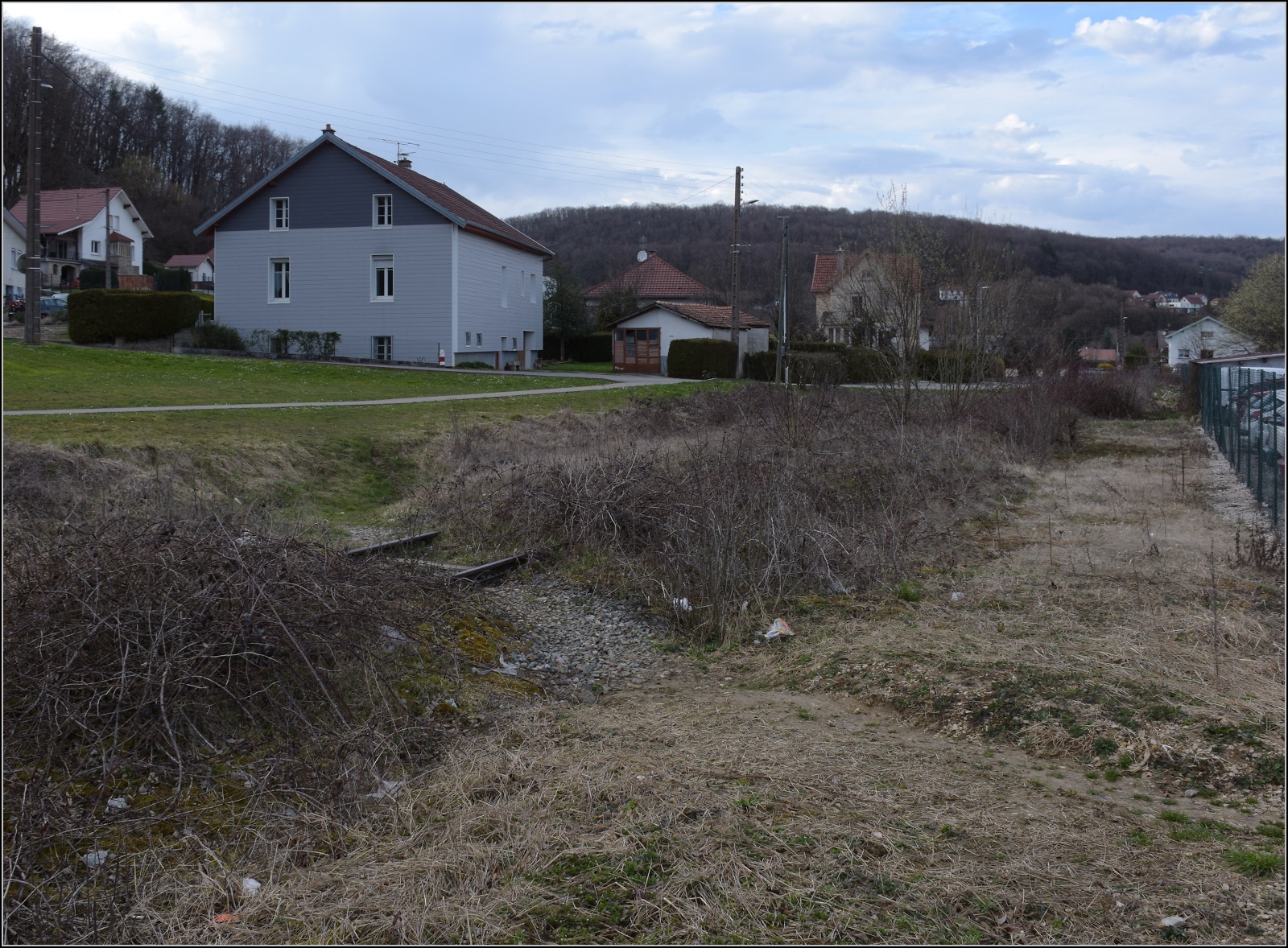 Bahn entlang des Doubs.

Während die Hauptstrecke Dole – Besançon – Montbeliard – Belfort den Lauf des Doubs in Montbeliard verlässt, führte einst eine Stichstrecke nach St-Hippolyte. Bis Point-de-Roide-Vermodans liegen noch Gleise, wie man hier an der Bahnhofseinfahrt sehen kann, aber offenbar fuhr hier schon lange kein Zug mehr. März 2023.