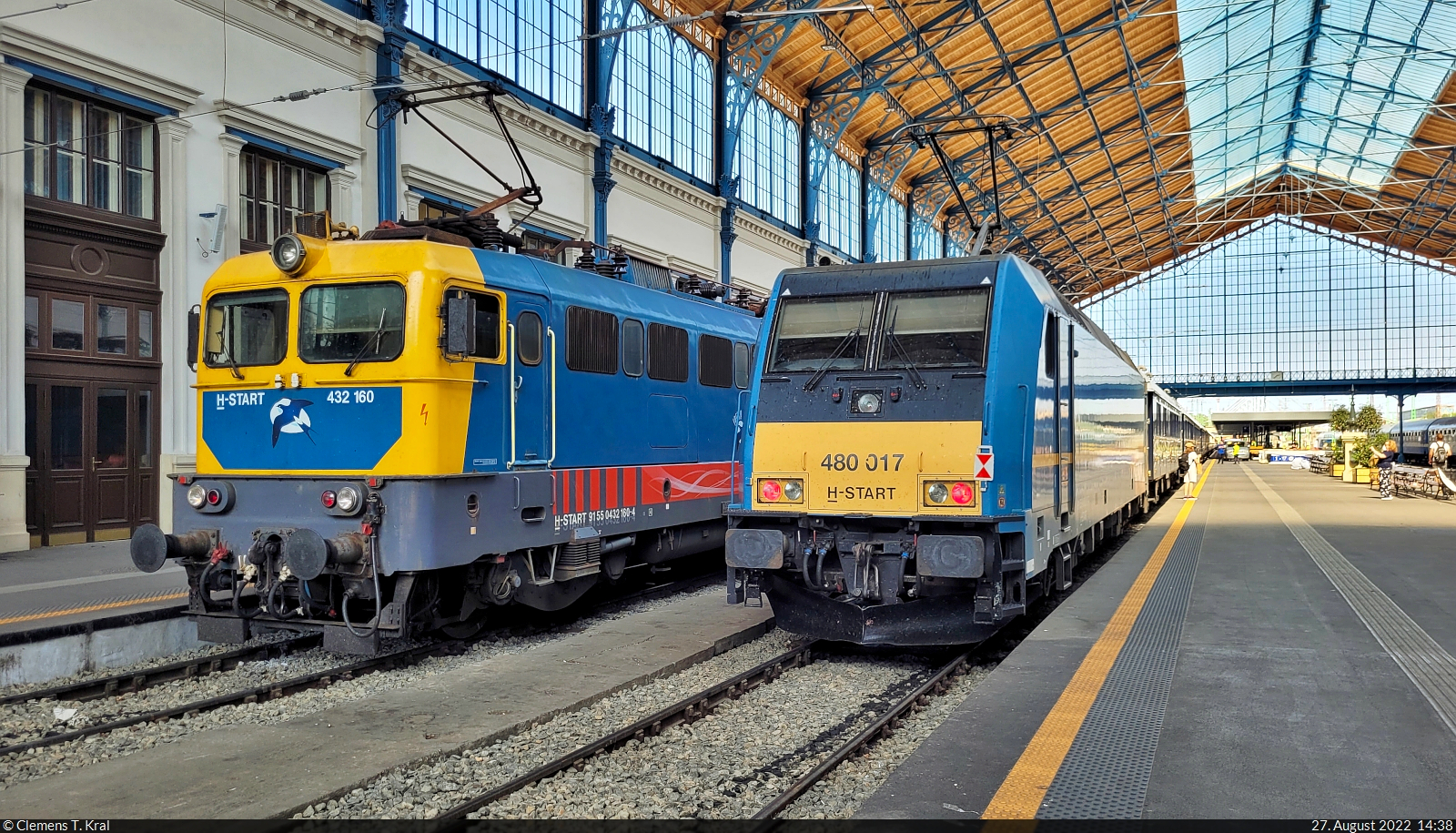 Bahnhof Budapest-Nyugati pu (HU):
Während 480 017-7 mit den Wagen des Venice Simplon-Orient-Express (VSOE) noch eine Weile stehenbleibt, hat sich inzwischen 432 160-4 dazugesellt.

🧰 MÁV | Belmond Ltd.
🕓 27.8.2022 | 14:38 Uhr