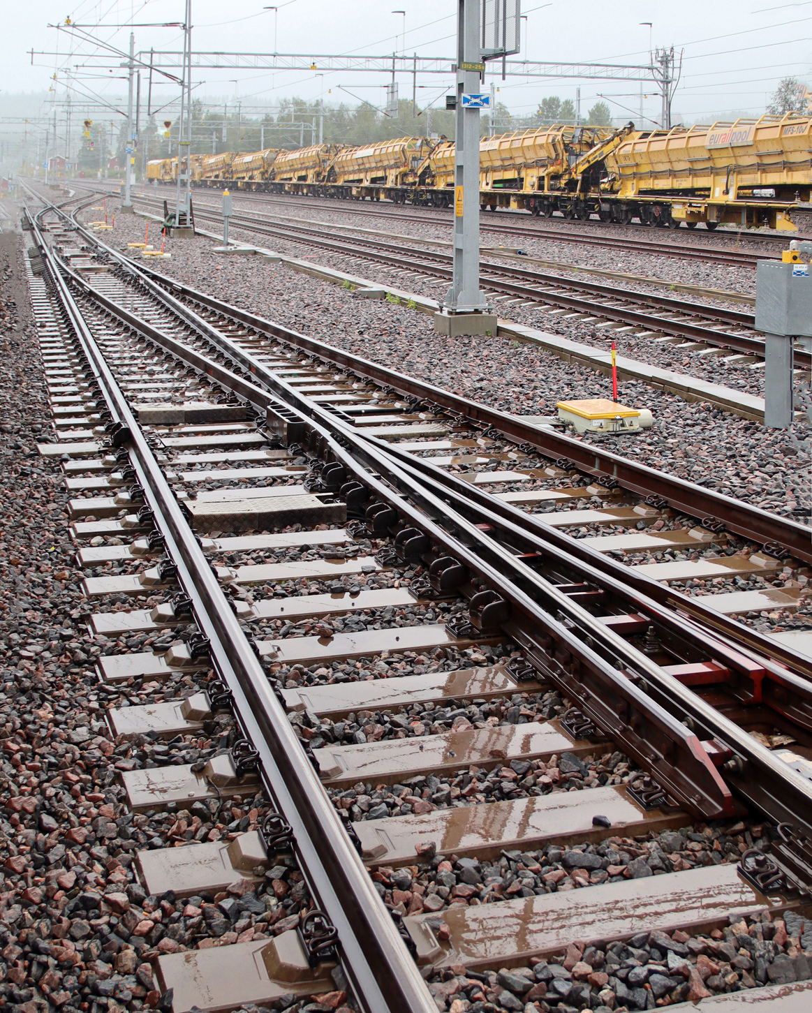 Bahnhof Gällivare, Gleis 1, Mitte Bahnsteig: eine Weiche mit beweglichem Herzstück! Das Foto wurde vom Bahnsteig aus aufgenommen. Gällivare, 11.8.2024