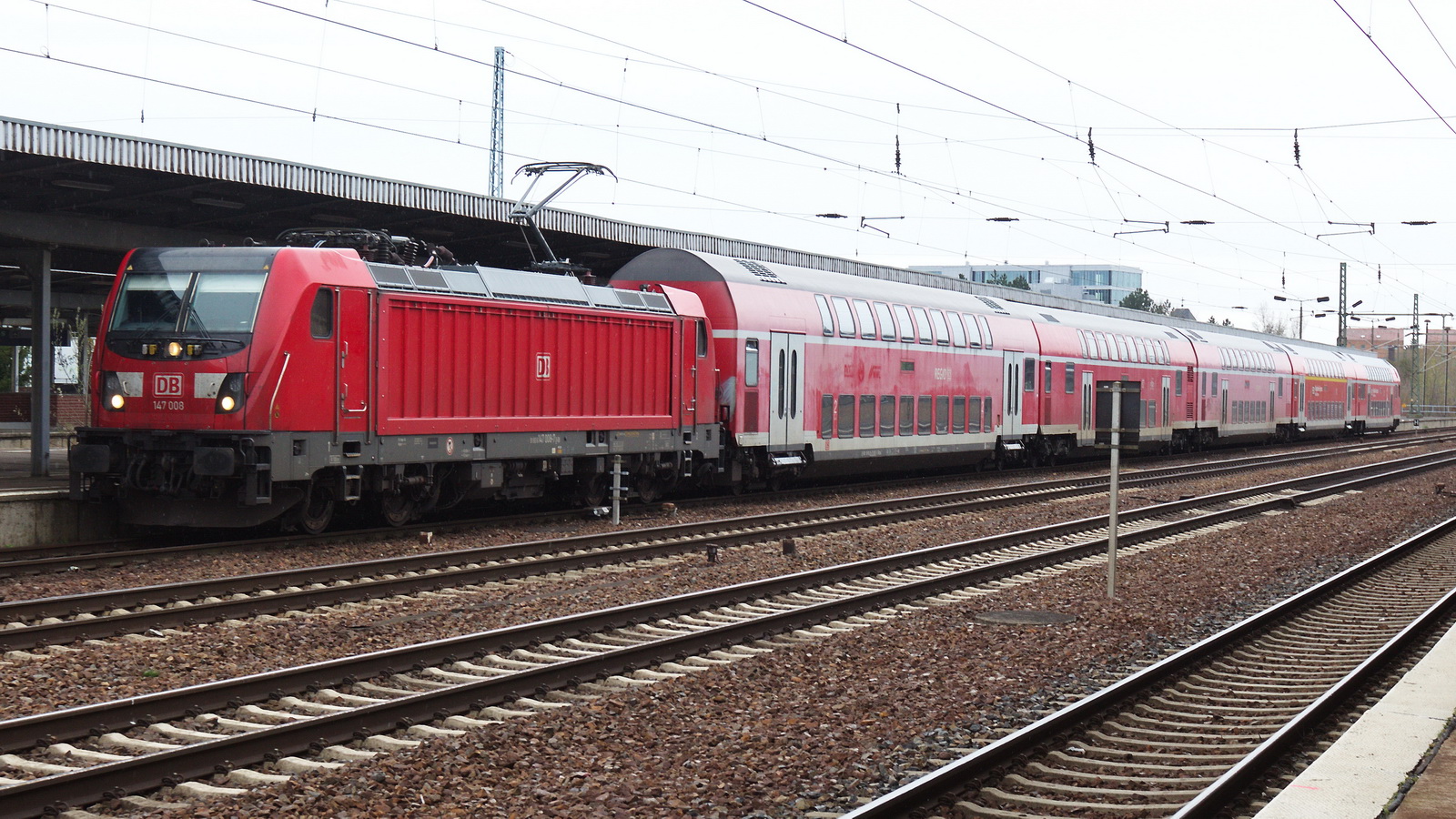 Bahnhof Terminal 5 steht am 07. April 2023 147 008 als RB 32 zur Weiterfahrt nach Oranienburg.