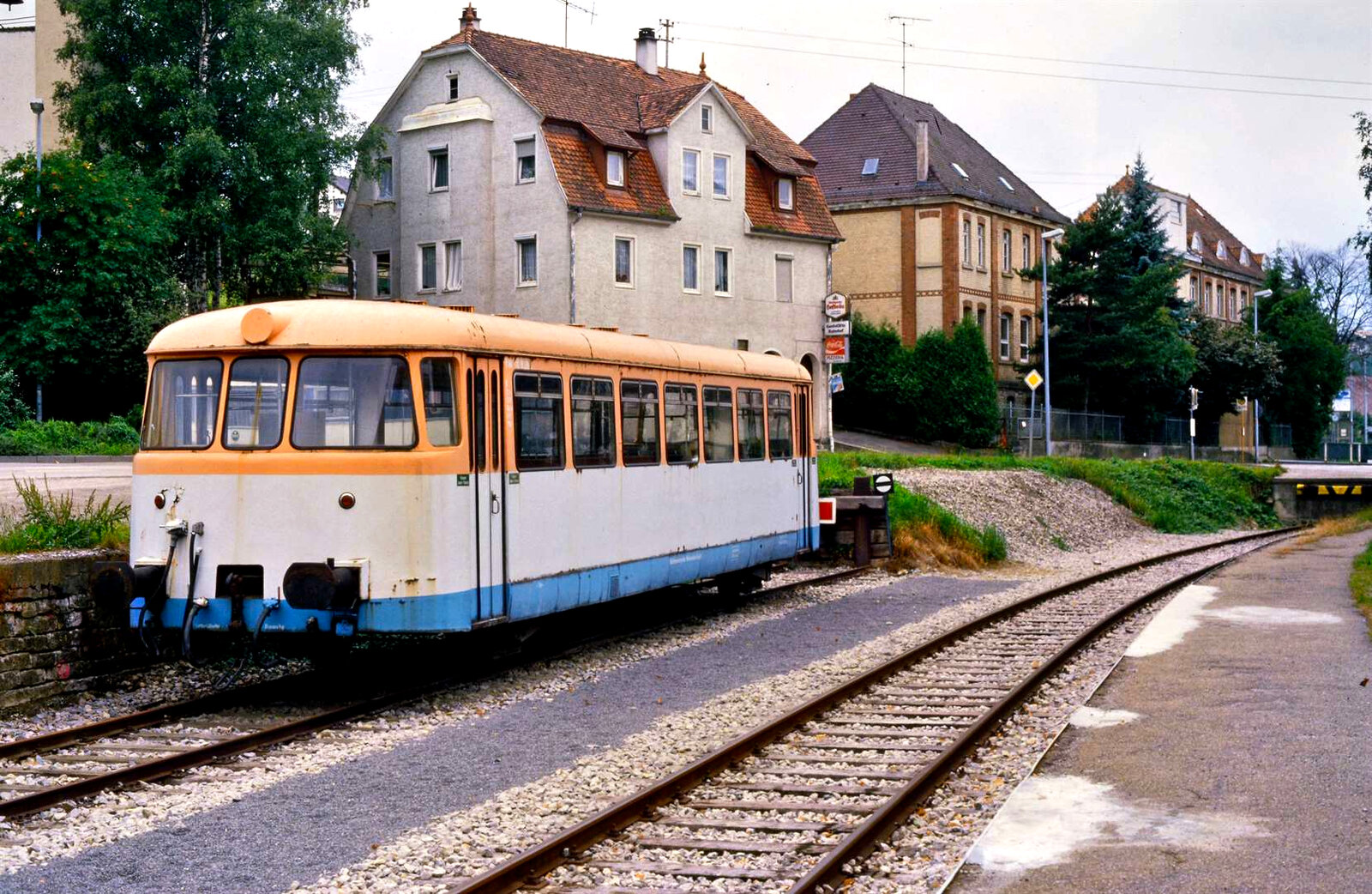 Bahnhof Weissach mit MAN-Schienenbus VM 110, der auf einem Nebengleis abgestellt war, und dem einige Zeit danach (zuvor ?) ein Motor eingebaut wurde.  M  steht dabei für  Motorwagen , nicht etwa für  Mittelwagen . Er wurde zum Motorwagen umgebaut, weil die beiden einmotorigen MAN-Schienenbusse einen Zug mit drei Wagen (zwei motorlos) wegen der Steigungen auf der Strecke kaum ziehen konnten. Der VM 110 sorgte als  Mittelwagen-Booster  für die nötigen PS für die bergige Strohgäubahn. Wann der Einbau des Motors stattfand, konnte leider nicht herausgefunden werden. VM 110 wurde wohl ursprünglich schon von MAN mit Motor geliefert. Wegen der kargen Quellenlage halte ich mich aber hier besser mit Behauptungen zurück.
