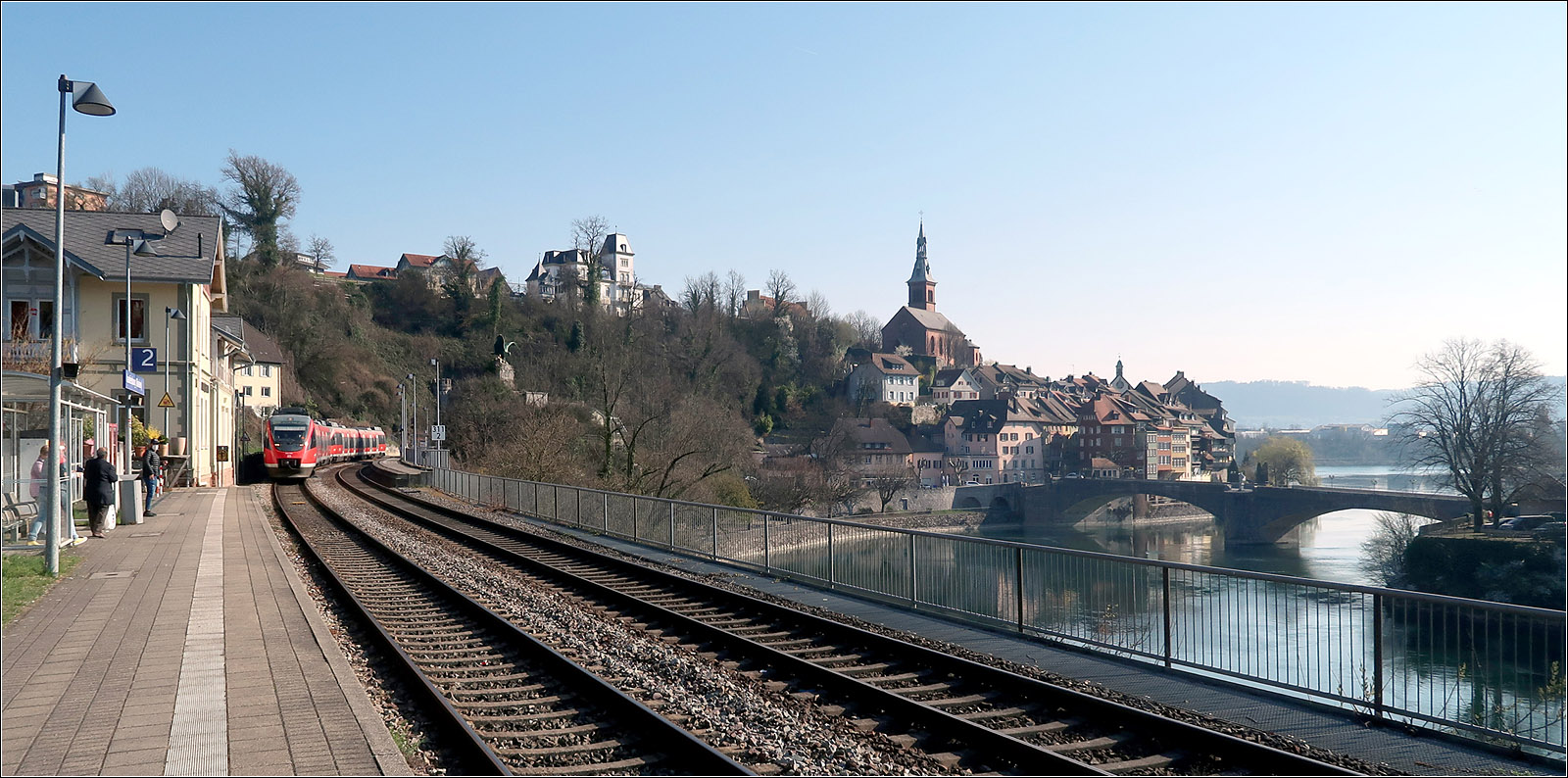 Bahnsteig mit Aussicht - 

Vom Bahnsteig des Bahnhofes Laufenburg (Baden) hat man einen schönen Blick auf die Altstadt, hier der deutsche Teil und den Rhein daneben.

Mit diesem Bild, das ich kürzlich schon gezeigt habe, möchte ich mal die größere Bilddarstellung ausprobieren. Ich hoffe die Qualität reicht aus. 

24.03.2022 (M)