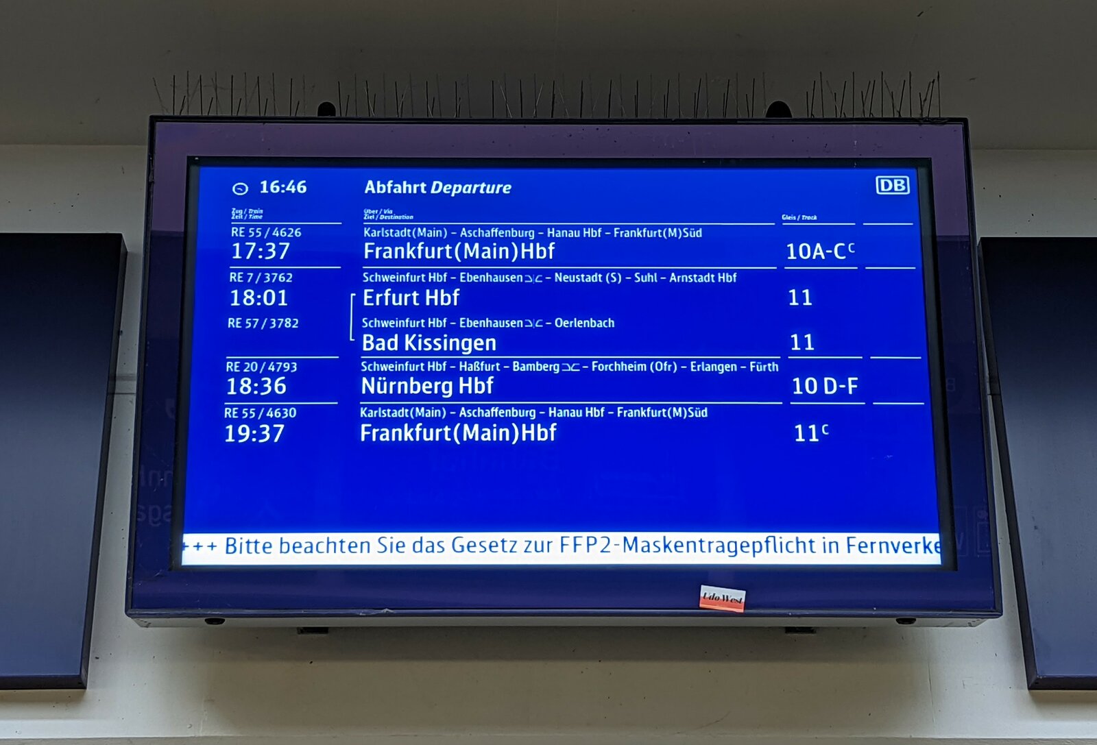 Bahnsteigübersichtsanzeiger mit vereinigten Zügen mit IRIS+ in Würzburg Hbf (03.10.2022)
