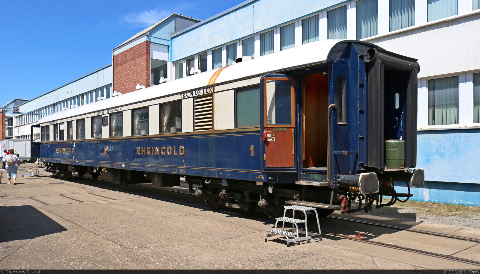 Bar-Wagen Nr. 24 506  K�ln  (51 81 09-30 506-1 A-TEE) der ehemaligen Compagnie Internationale des Wagons-Lits (CIWL) mit der Bezeichnung  SR , ausgestellt zum Tag der offenen T�r bei der Verkehrs Industrie Systeme GmbH (VIS) in Halberstadt.

🧰 Transeurop Eisenbahn AG (TEAG)
🕓 21.6.2025 | 13:05 Uhr