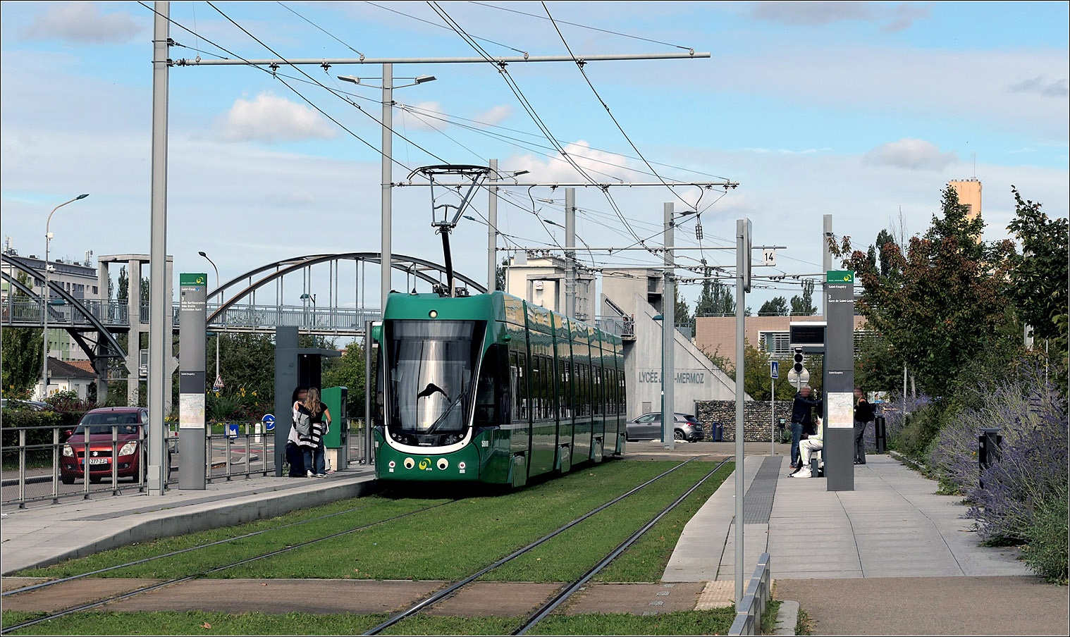 Basler Tram in Frankfreich - 

Flexity 5008 in Fahrtrichtung Basel an der Haltestelle Saint-Exupéry in Saint-Louis.

17.09.2025 (M) 