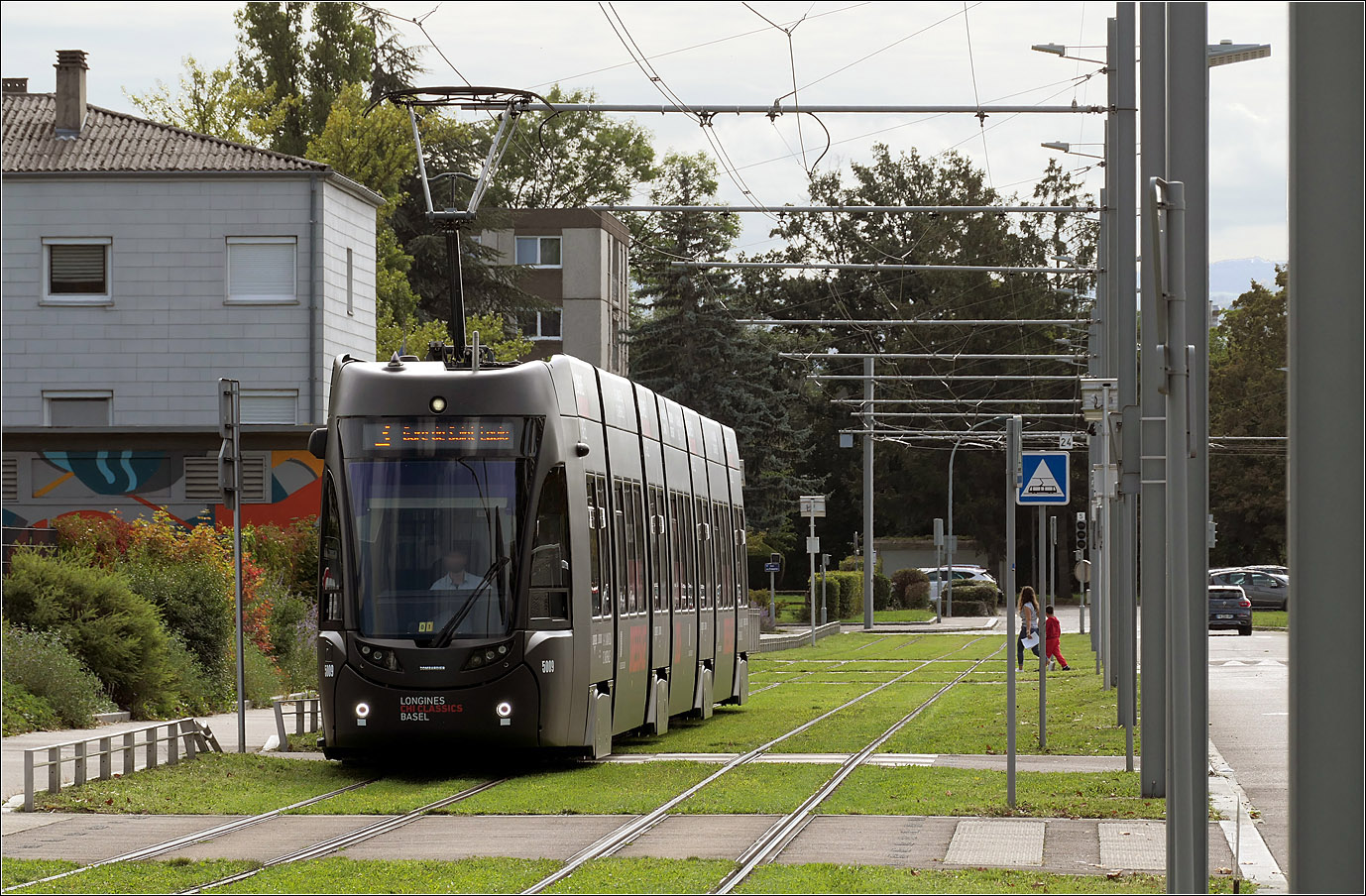 Basler Tram in Frankreich - 

Flexity 2 5009 der Linie 3 zum Gare de Saint-Louis auf Rasenbahnkörper entlang der Rue Saint-Exupéry.

17.09.2025 (M)