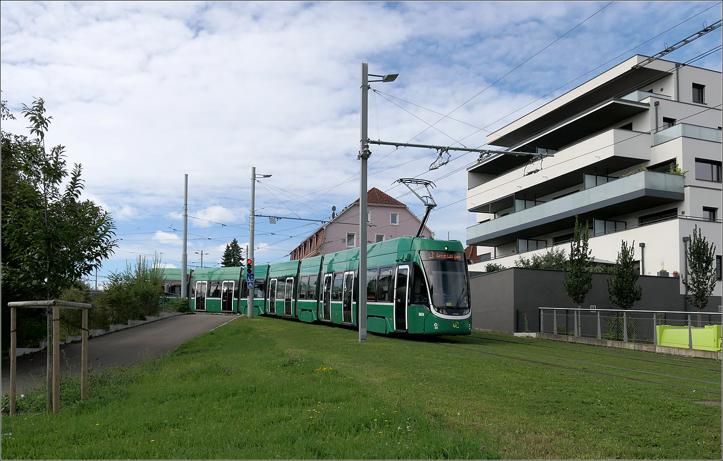Basler Tram - 

Kurz nach dem Grenzübergang an der Haltestelle Burgfelderhof fährt Felcity 2 5034 um die erste Kurve. Sieben weitere folgen auf dem Weg bis zum Gare de Saint-Louis.

17.09.2025 (M)