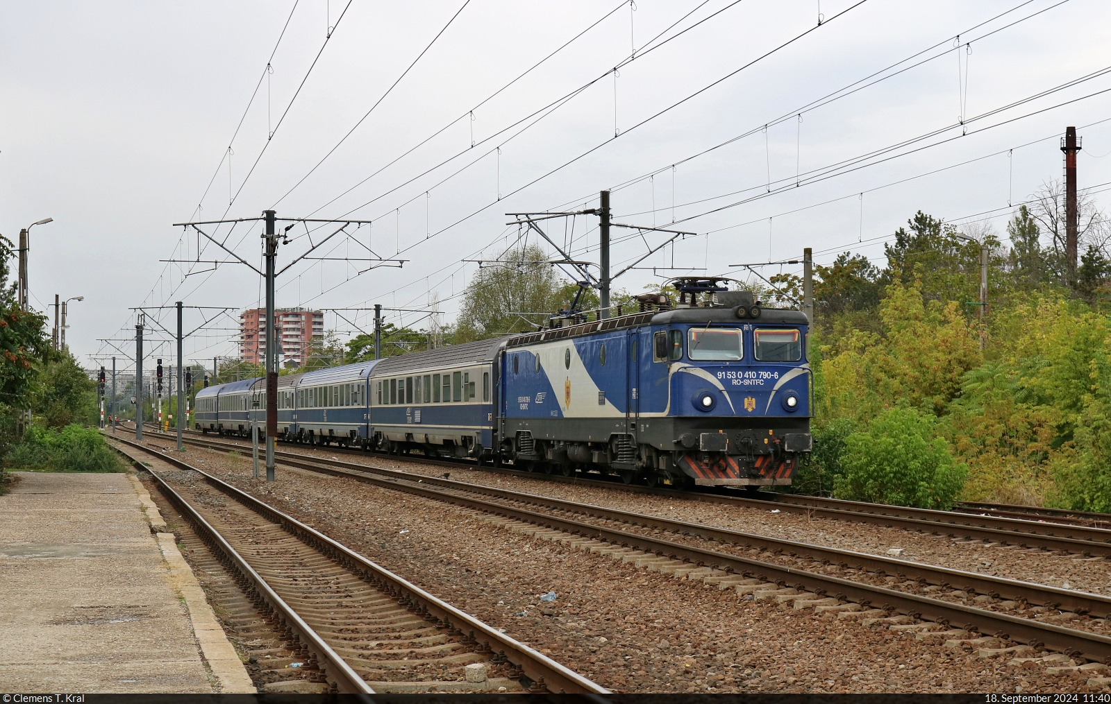 Baustellenbedingt auf dem Gegengleis rauscht 410 790-6 (91 53 0 410 790-6 RO-SNTFC) durch den Bahnhof București Băneasa (RO).

🧰 CFR Călători S.A.
🚝 IR 1xxx București Nord (RO)–Constanța (RO)
🕓 18.9.2024 | 11:40 Uhr