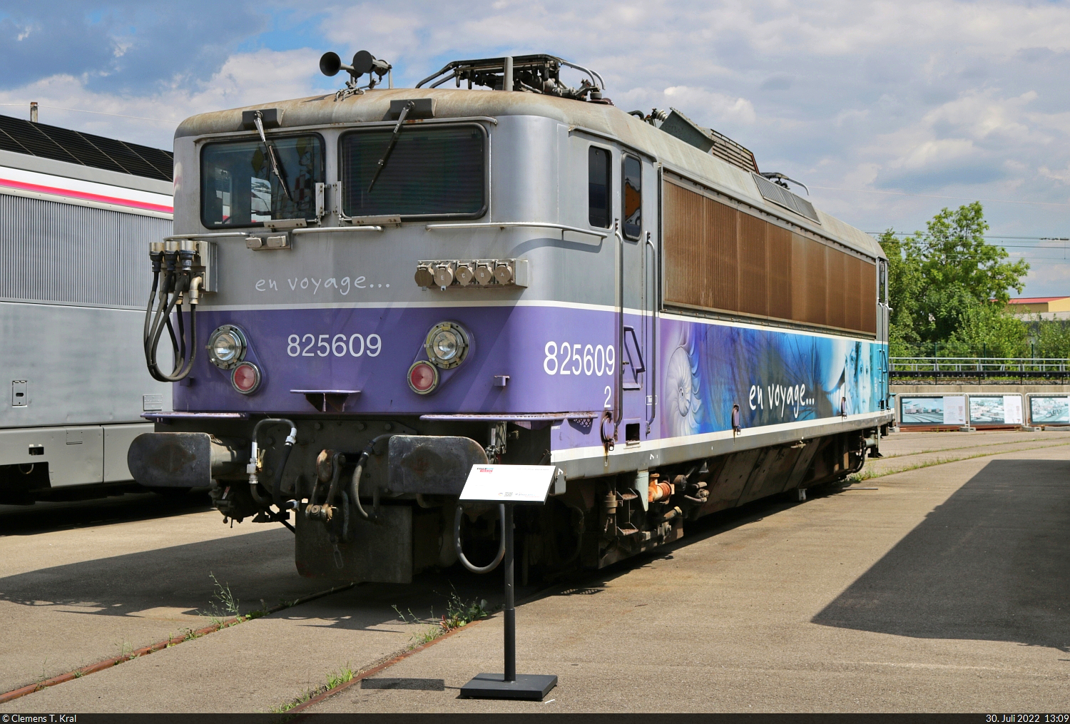 BB 825609 (Baujahr 1974) ist im Außenbereich des Cité du Train (Eisenbahnmuseum) Mulhouse (F) ausgestellt.

🧰 Cité du Train - Patrimoine SNCF
🕓 30.7.2022 | 13:09 Uhr
