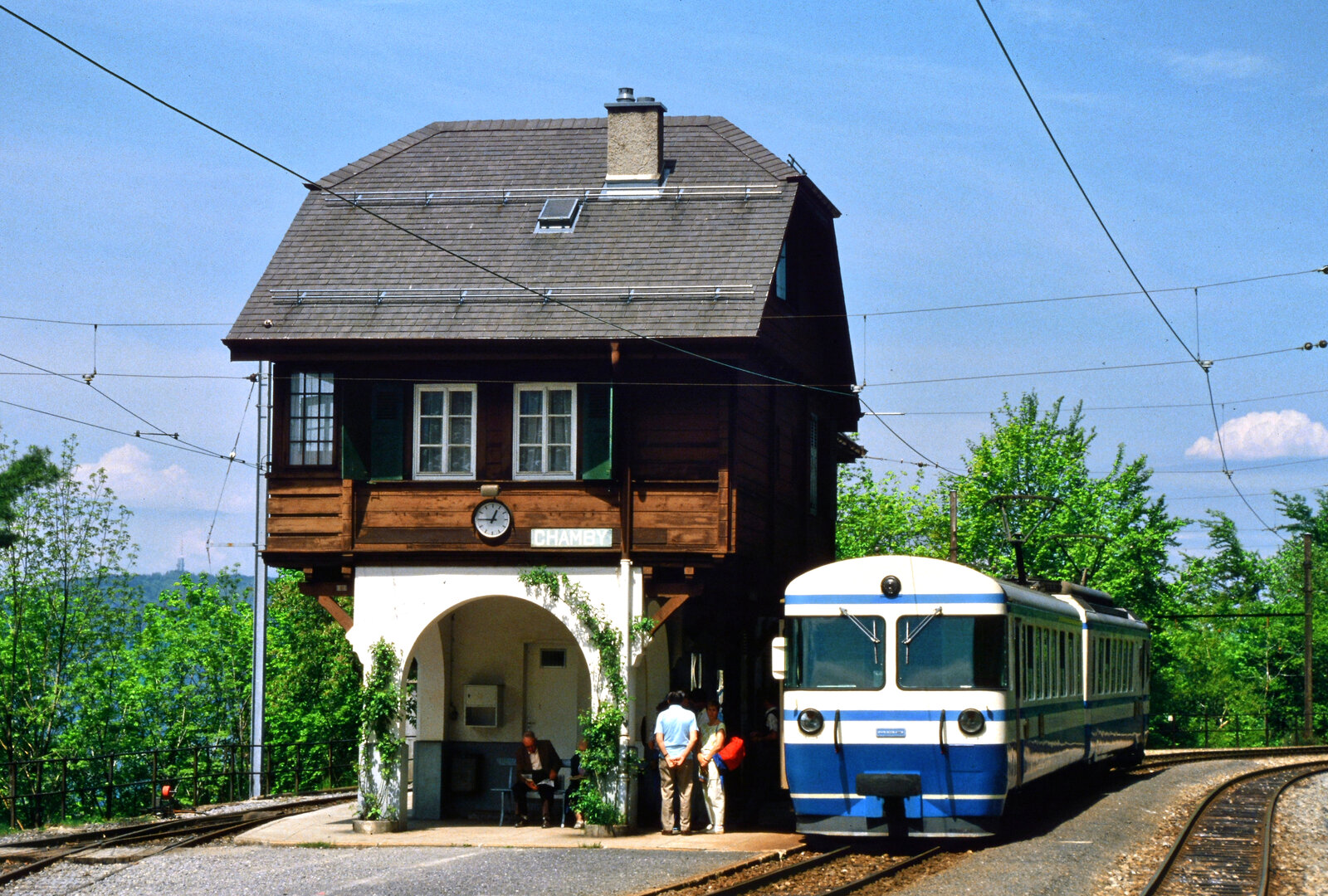 Be 4/4 5002 der Montreux Berner Oberland-Bahn (MOB) vor dem Keilbahnhof Chamby. Der Be 4/4 wurde später umfangreich umgebaut. In Chamby beginnen auch Züge der ältestem Museumsbahn der Schweiz (BC).
Datum: 18.05.1986