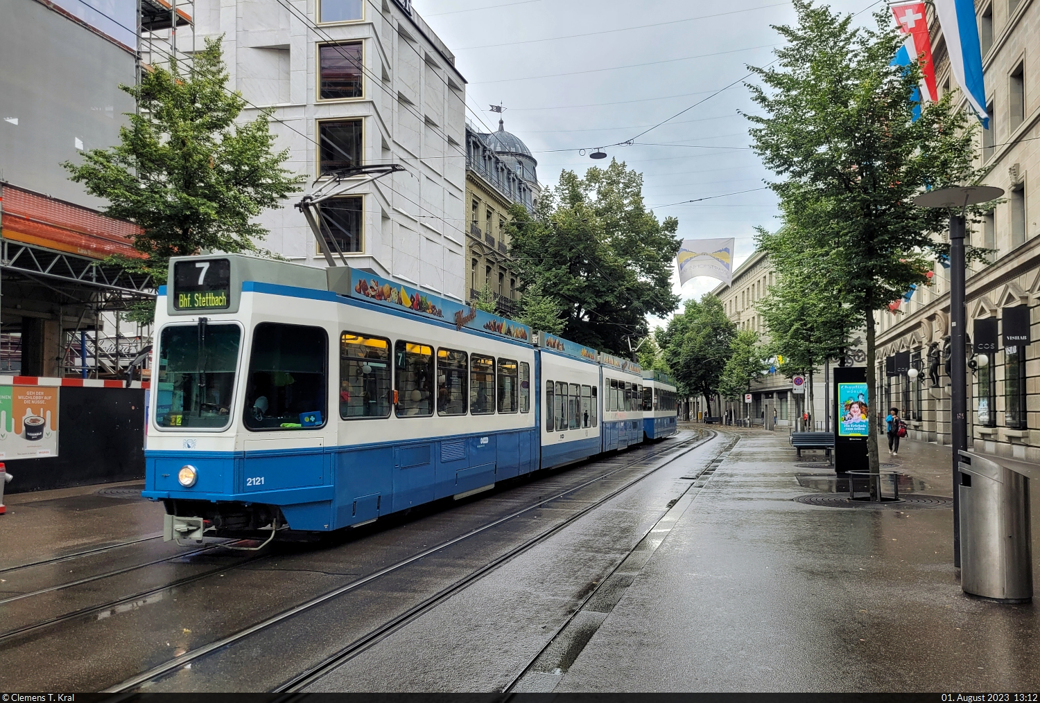Be 4/8 2121 (Tram 2000) steuert in der Bahnhofstrasse von Zürich (CH) die Haltestelle Rennweg an.

🧰 Verkehrsbetriebe Zürich (VBZ)
🚋 Linie 7 Wollishoferplatz–Bahnhof Stettbach
🕓 1.8.2023 | 13:12 Uhr