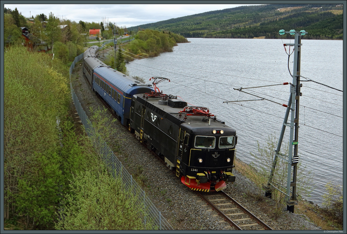 Bei Åre führt die Mittbanan direkt am Ufer des Sees Åresjön entlang. Die Rc6 1341 der SJ ist hier am 23.05.2023 mit dem IC 80 Stockholm - Duved unterwegs.