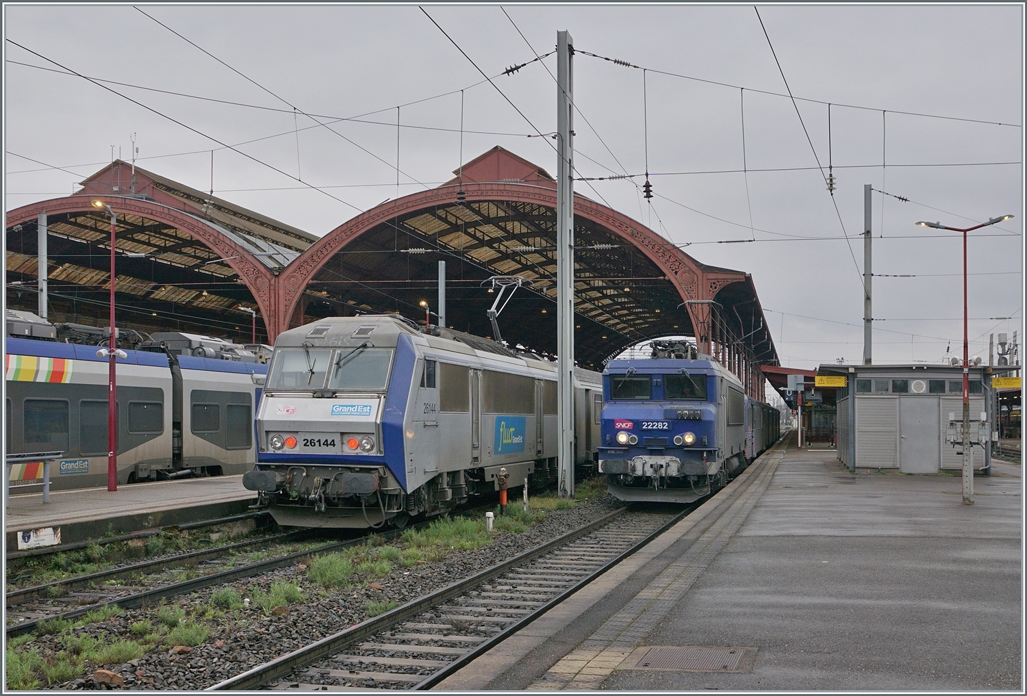 Bei all den Triebzügen ist es heute schon selten, gleich zwei E-Loks mit Reisezügen auf das selbe Bild zu bekommen: In Strassburg warten die SNCF BB 22282 mit ihrem TER nach Saverne und die 26144 mit ihrem TER200 nach Basel auf die Abfahrt.

12. März 2024