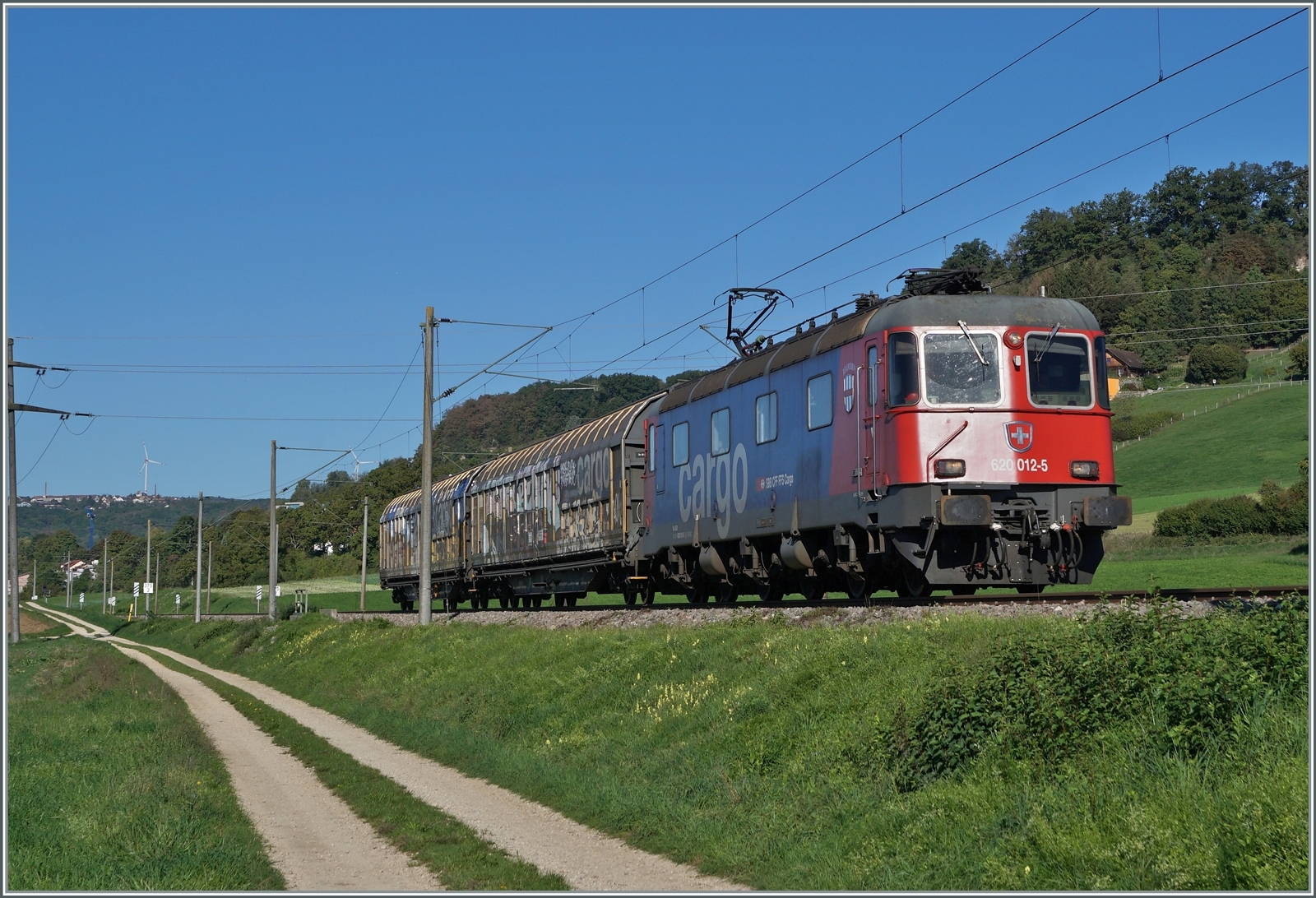 Bei Bietingen bei Kilometer 375.4 ist die SBB Re 6/6 11612 (Re 620 012-5)  Regensdorf  mit einen kurzen Güterzug nach Singen unterwegs. 

19. September 2022
