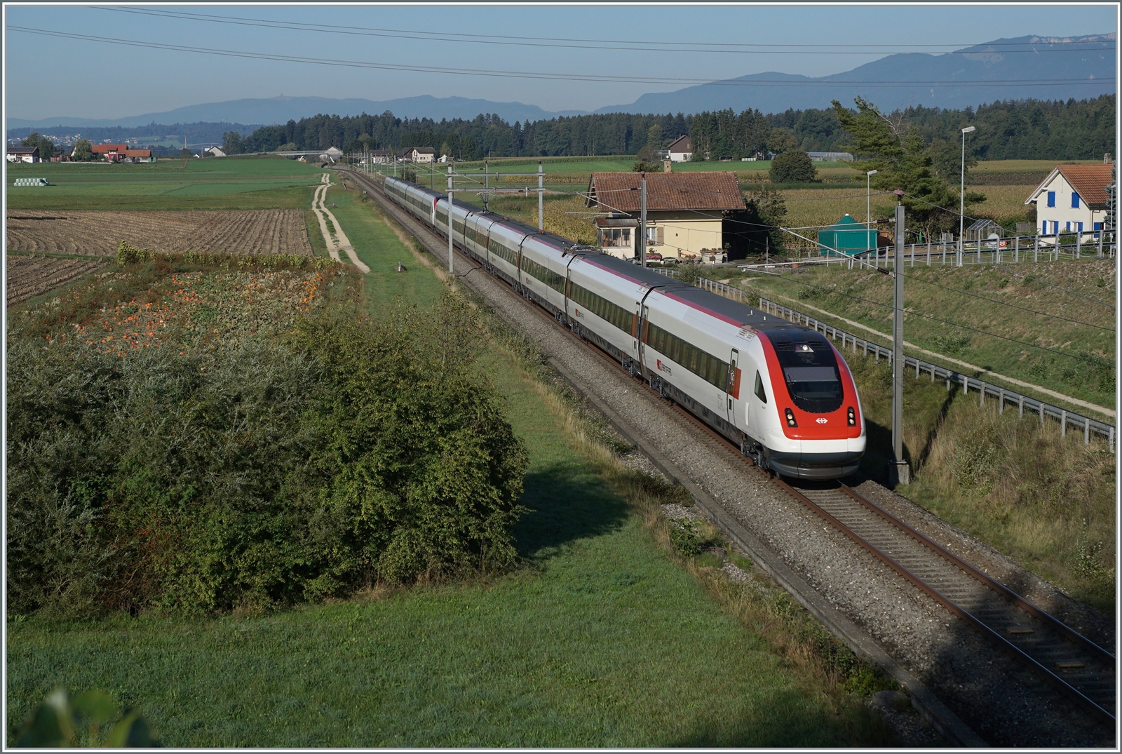 Bei Bolken, am ehemaligen Bahnwärterhäuschen vorbei, fährt ein ICN 500 auf dem Weg vom Lac Léman zum Bodensee durchs Mittelland. Was das beschauliche Bild nicht zeigt, ist dass der ICN mit gut 200 km/h über die Ausbaustrecke in Richtung NBS fährt!
Gleis liegen hier schon lange: Die 1857 eröffnete Strecke von Herzogenbuchsee nach Solothurn war eine wichtige Verbindung in die Westschweiz bis 1876 die Gäubahn nach  Neu Solothurn  nach kaum zwanzig Jahren zur Nebenbahn degradierte. Noch bis 2004 hielt sich die Strecke und beim Bau der Anbindung von Solothurn zur NBS wurde auf dem Abschnitt Solothurn - Inkwil die das Trasse der alten  Buchsibahn  genutzt. 

12. September 2022