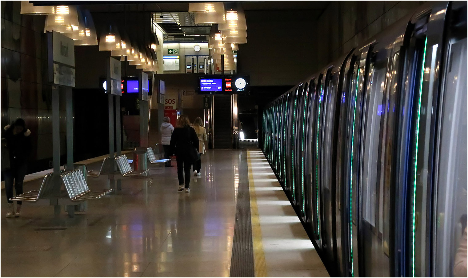 Bei Grün einsteigen - 

Das Lichtbänder an den Türflügeln eines Münchener C2-U-Bahnzuges leuchtet grün und lädt zum Einsteigen ein.
Aufgenommen im Endbahnhof 'Moosach' der Linie U1.

09.11.2022 (M)

