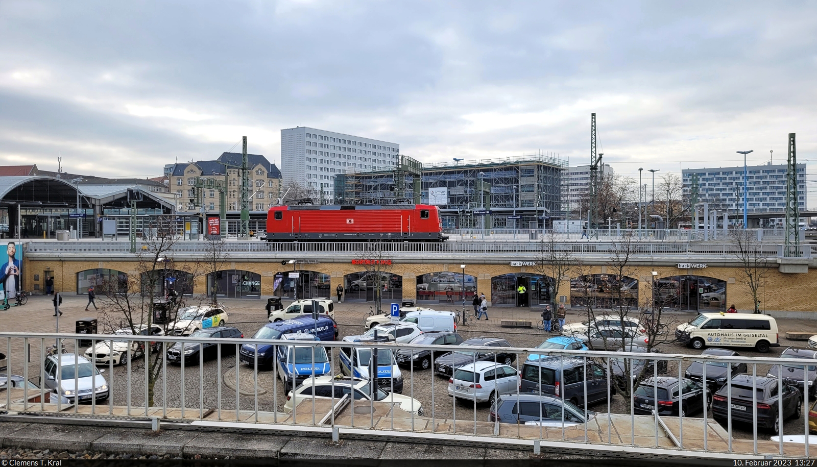 Bei einer Rangierfahrt in Halle(Saale)Hbf auf Gleis 6 blieb 143 176-6 über den Arkaden stehen.
Beobachten ließ sich das vom Bahnsteig 8/9.

🧰 DB Gebrauchtzug (DB Regio Südost), vermietet an die Hector Rail GmbH (Hector Rail AB)
🕓 10.2.2023 | 13:27 Uhr