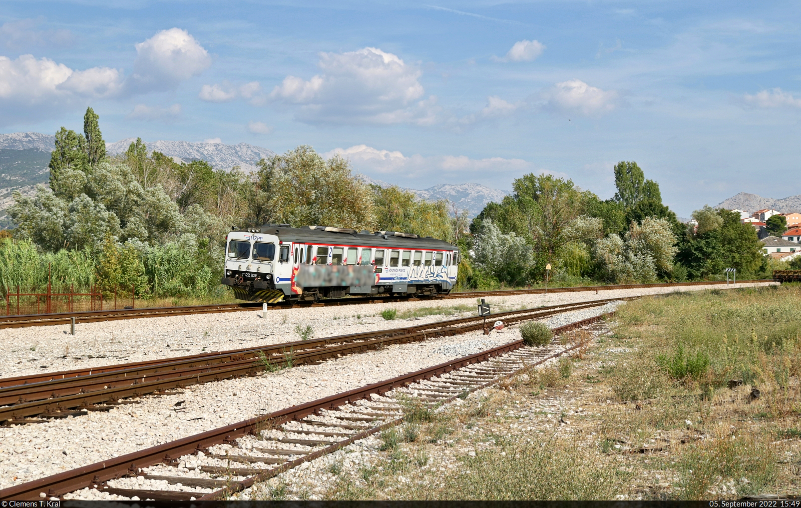Bei seiner Ausfahrt aus dem Bahnhof Solin (HR) wurde auf 7122 028 (95 78 7122 028-2 HR-HŽPP) nachgeschossen.

🧰 HŽ Putnički prijevoz (HŽPP)
🚝 P 5527 Kaštel Stari (HR)–Split (HR)
🕓 5.9.2022 | 15:49 Uhr