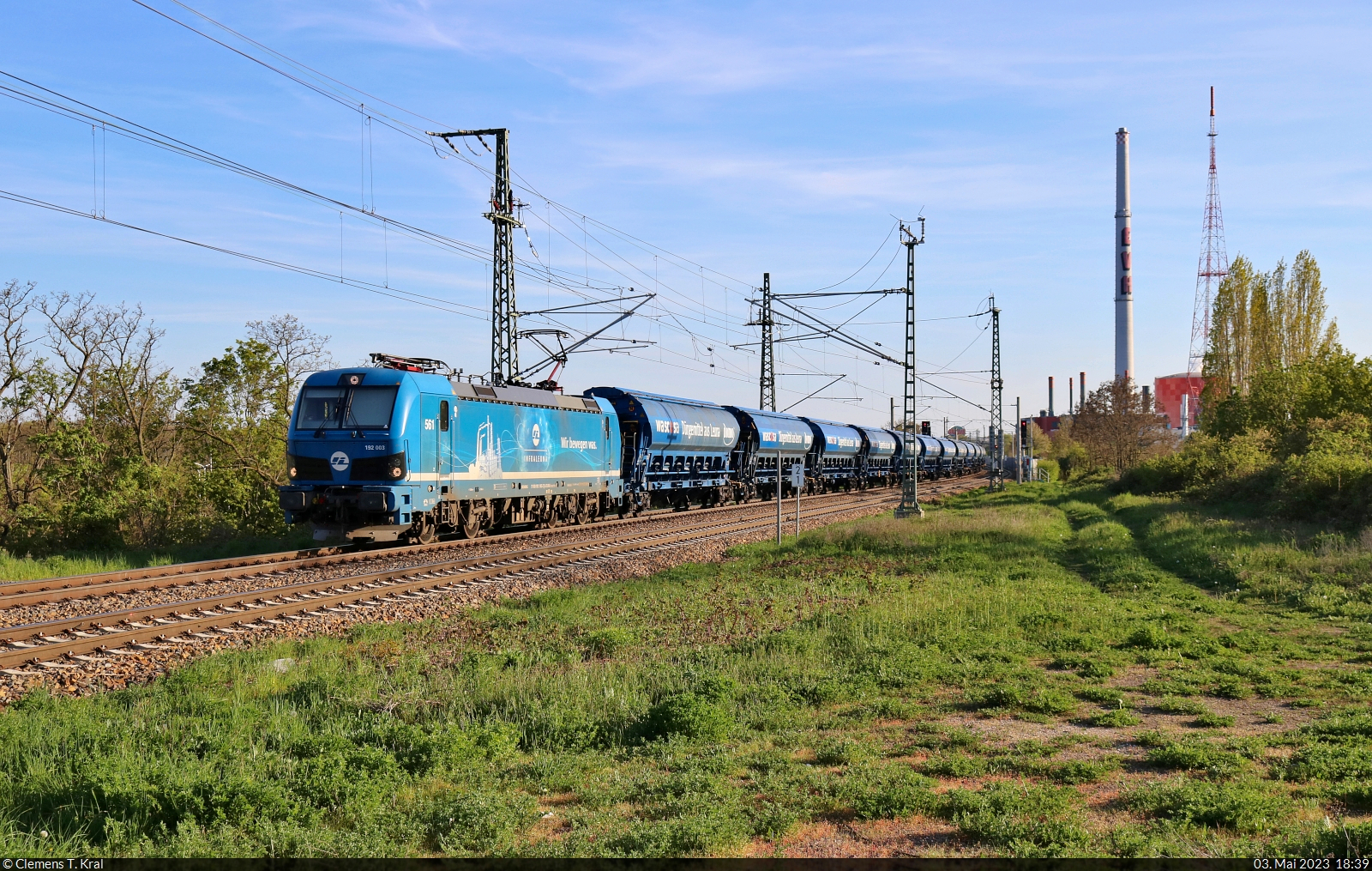 Bei so viel Blau ist klar, woher der Zug kommt. 192 003-2 (Lok 561 | Siemens Smartron) rollt mit  Düngemitteln aus Leuna  auf Höhe der Leipziger Chaussee (B 6) Richtung Zugbildungsanlage (ZBA) Halle (Saale).

🧰 InfraLeuna GmbH
🕓 3.5.2023 | 18:39 Uhr