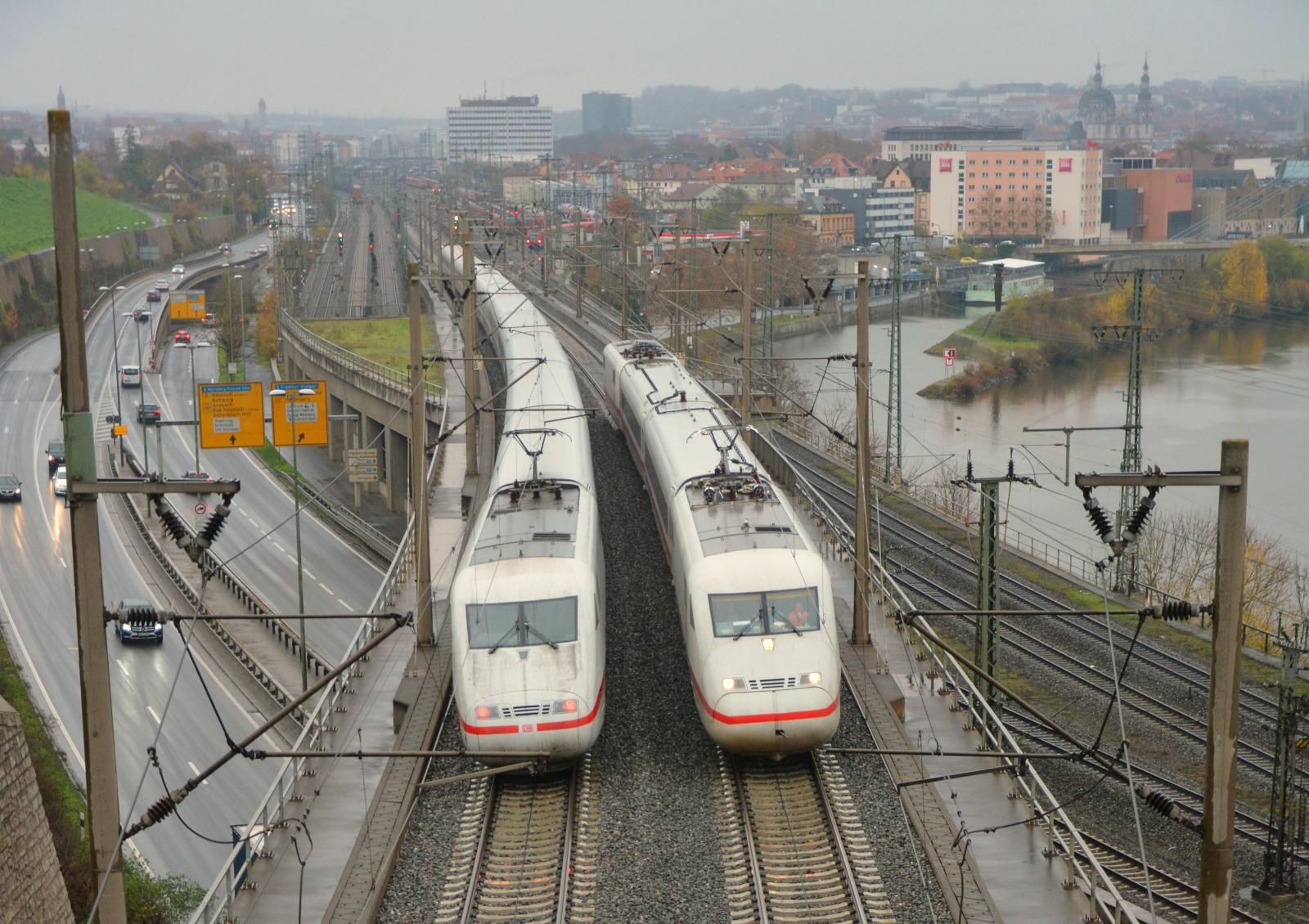 Bei trübem und nasskaltem Schneeregen-Herbstwetter am 02. Dezember 2022, dem internationalen Tag der Modelleisenbahn, musste ein altehrwürdiger „Einser“ auf der Schnellfahrstrecke Hannover – Würzburg kurz vor dem dortigen Hauptbahnhof zur Seite und auf Weiterfahrt warten, weil sich eine „Märklin-Startpackung“ als Falschfahrer in Richtung Norden drängelte. Bei dem Kurzen handelt es sich um den ICE-S (Baureihe 410), den Versuchs- und Messzug der Deutschen Bahn, der nach der Sanierung der SFS in diesem Sommer zwischen Würzburg und Fulda jetzt auf Oberleitungsmessfahrt unterwegs war.
